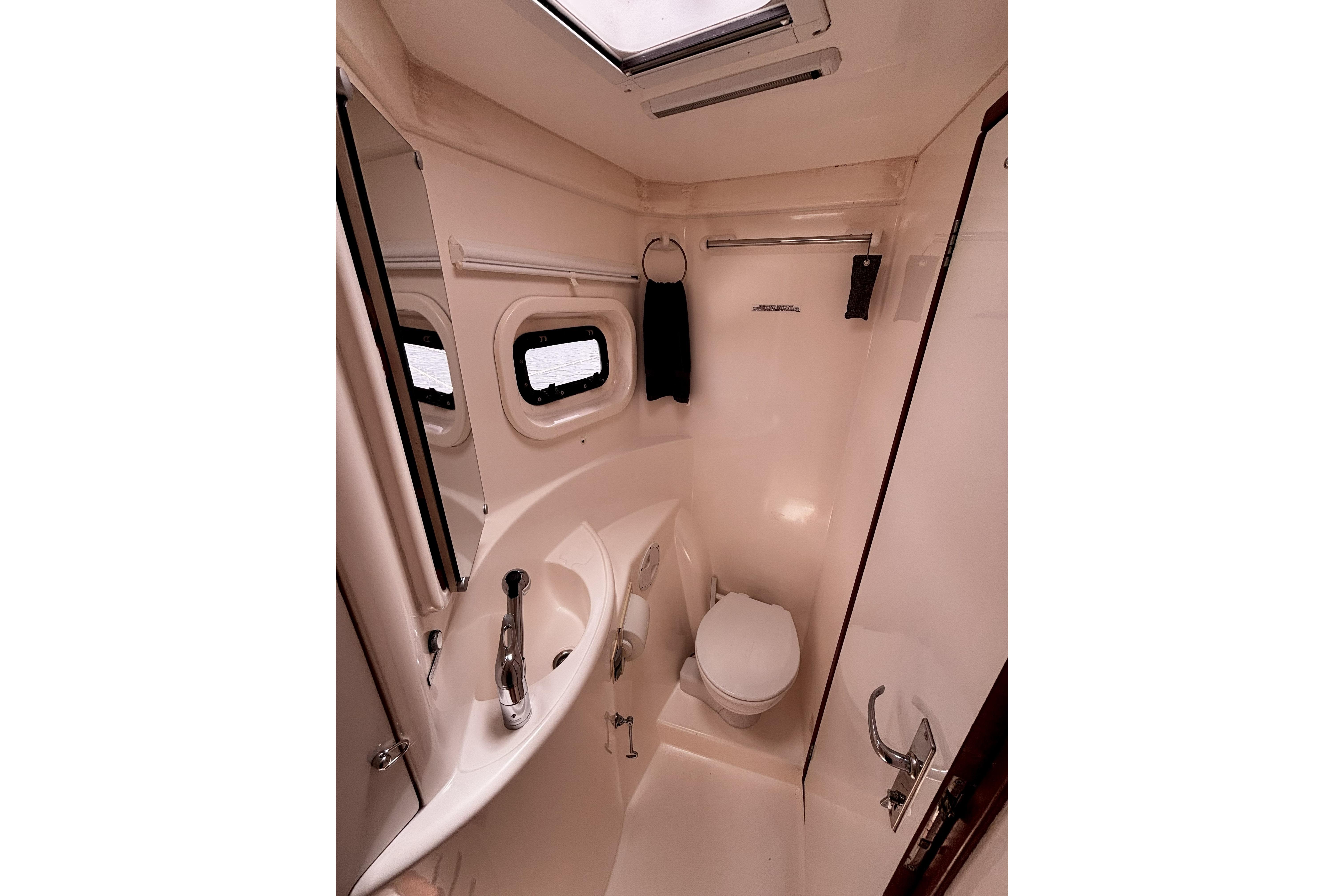 2012 Catamaran Leopard 44 head