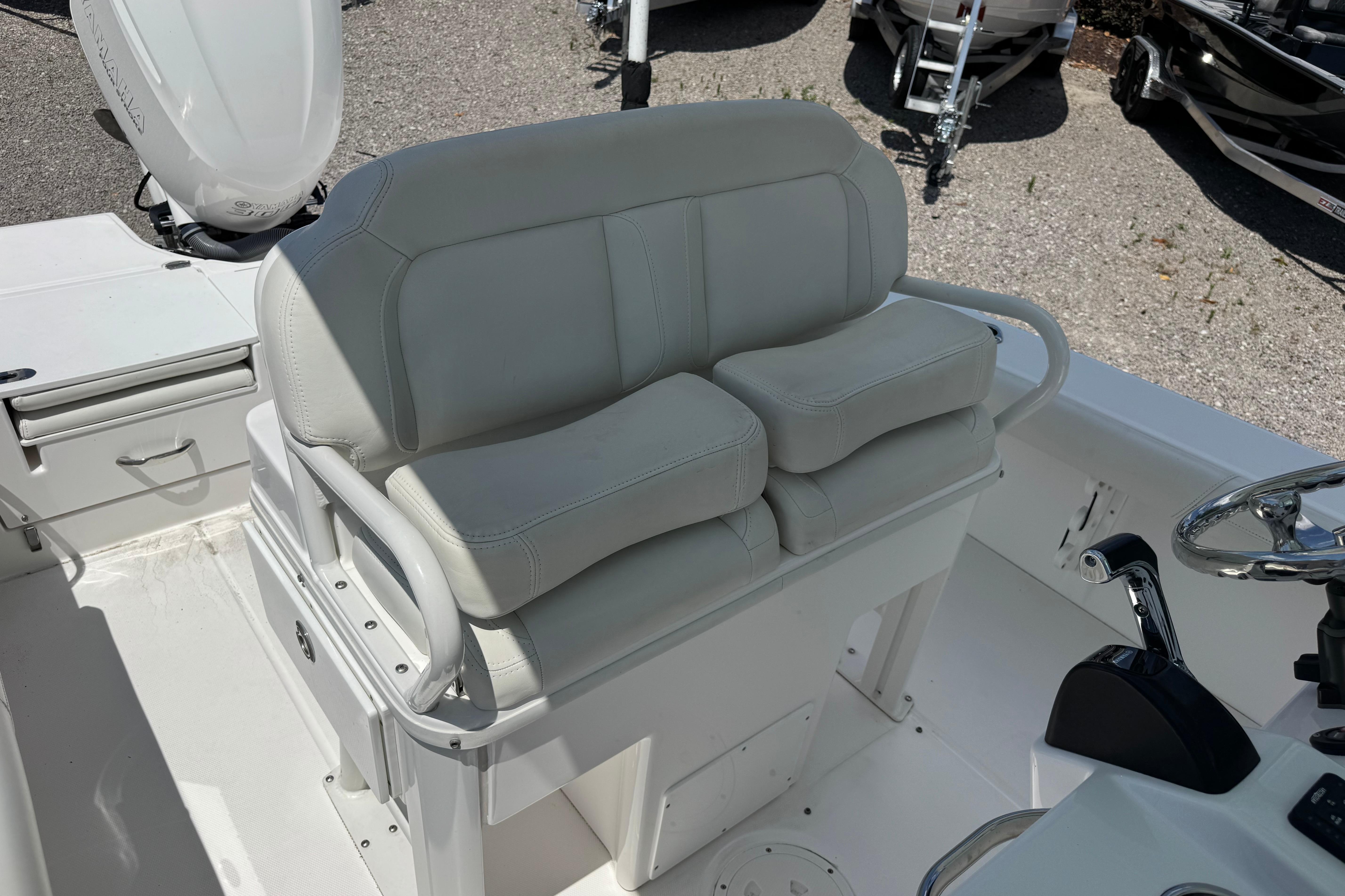 2020 Everglades 253 Center Console