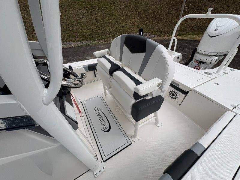 2026 Robalo 246 Cayman - 71