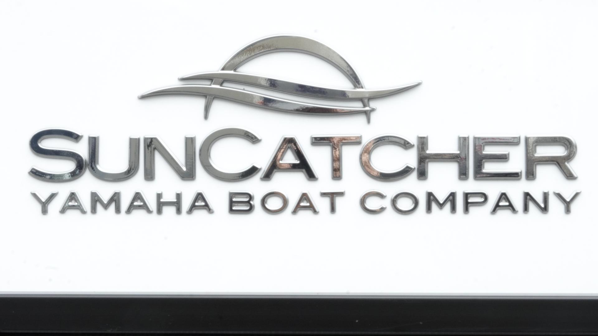 SunCatcher Yamaha Boat Company logo, 2025 SunCatcher Select 322RC model branding.