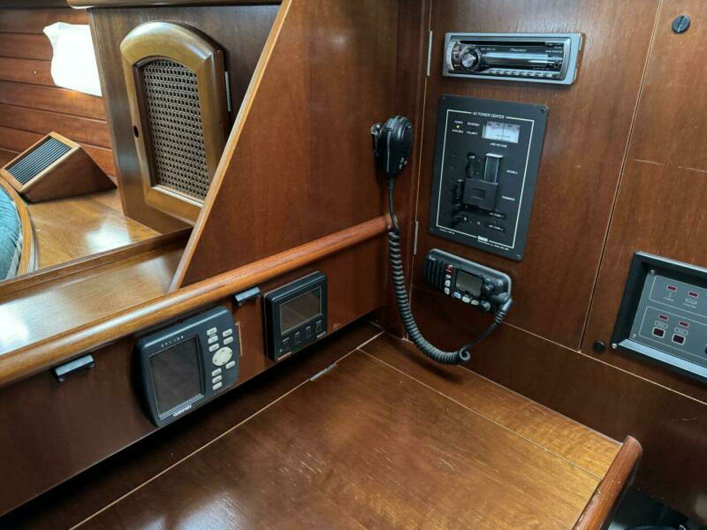 1999 Beneteau 381 - Image 27