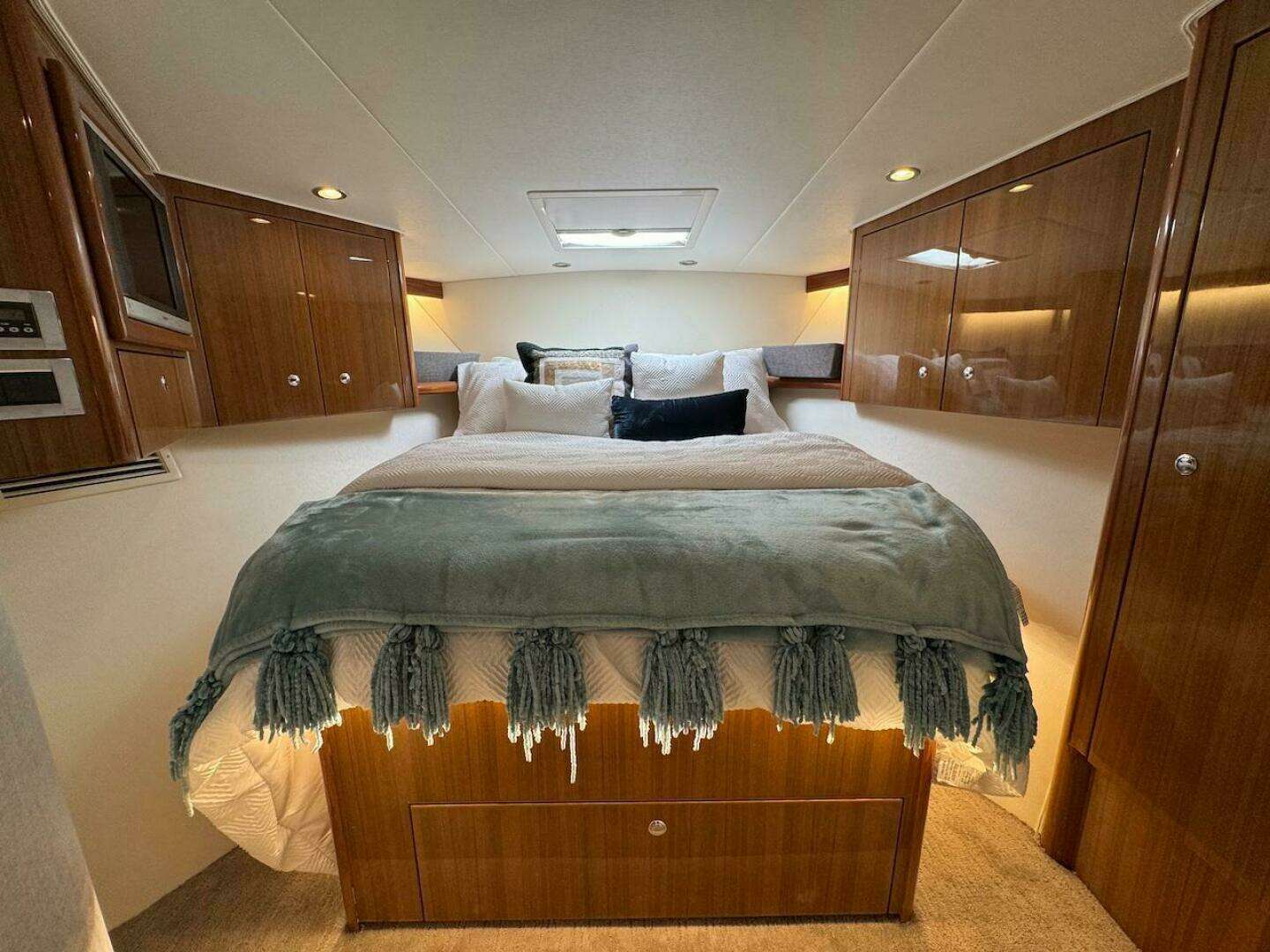 2007 Viking 52 Convertible - Image 20
