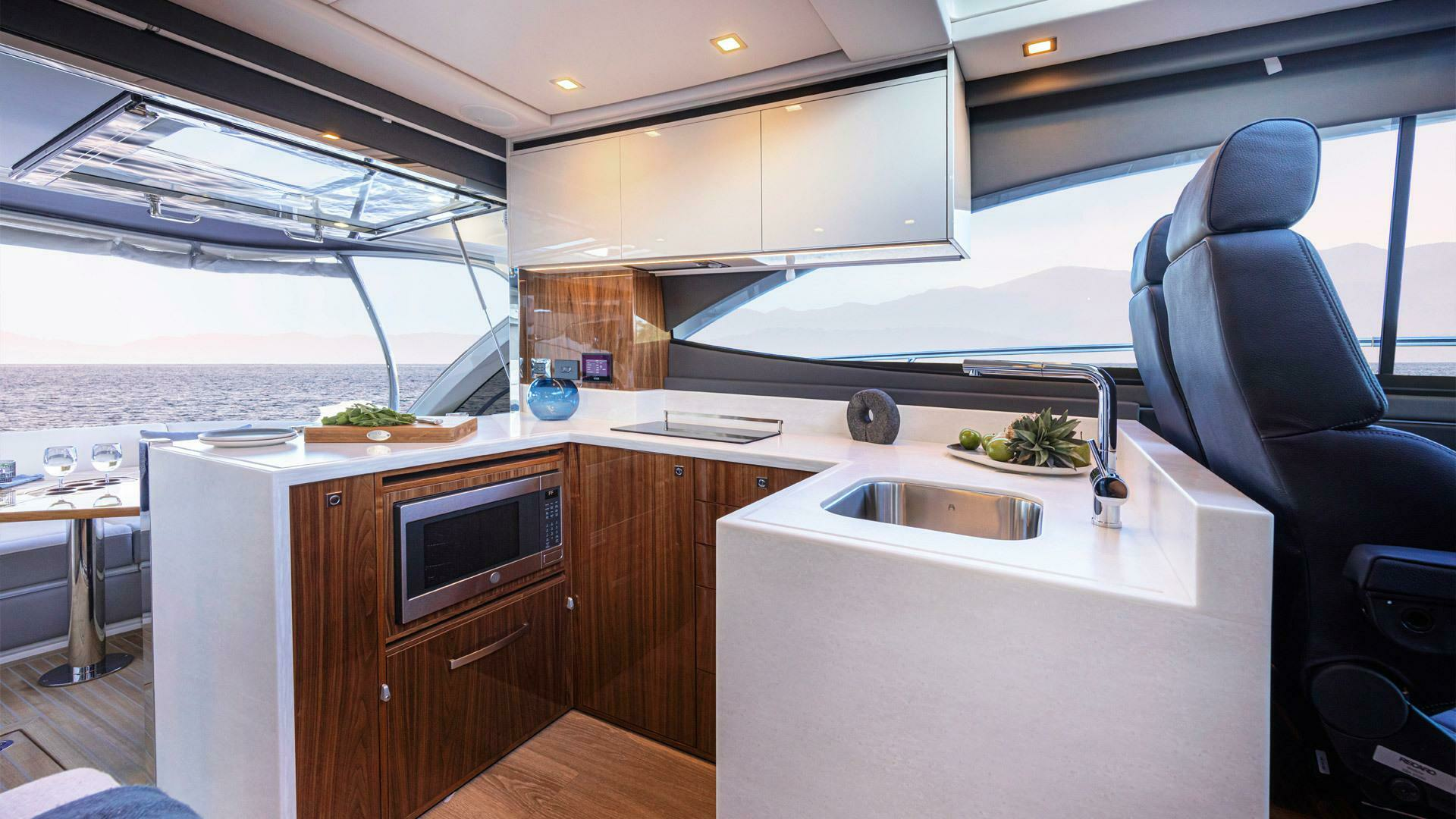 2026 Riviera 4600 Sport Yacht Platinum Edition - Image 9