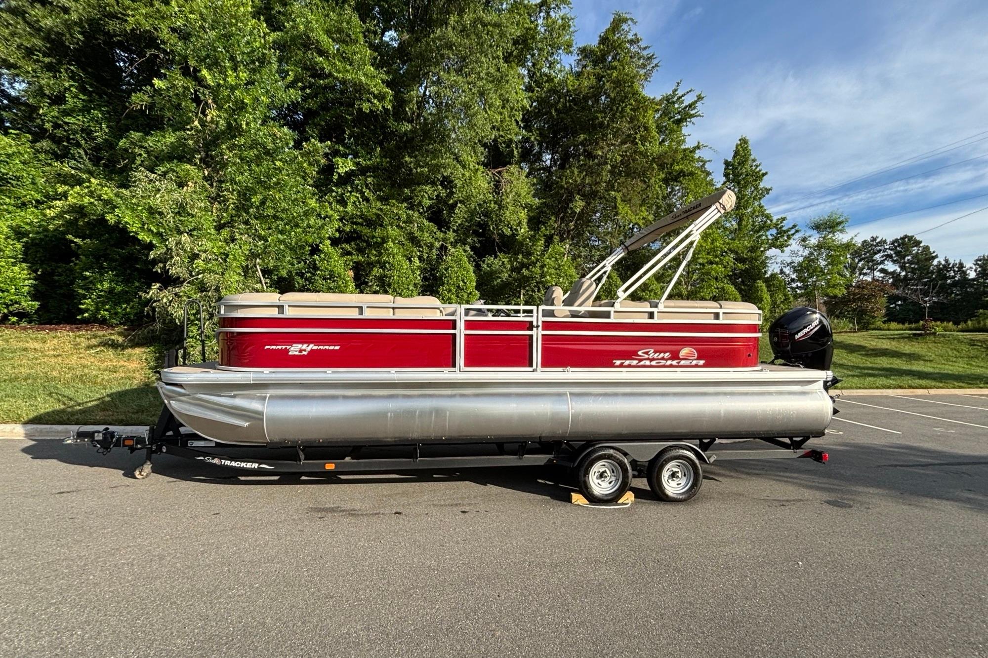 2025 Sun Tracker Party Barge 24 DLX