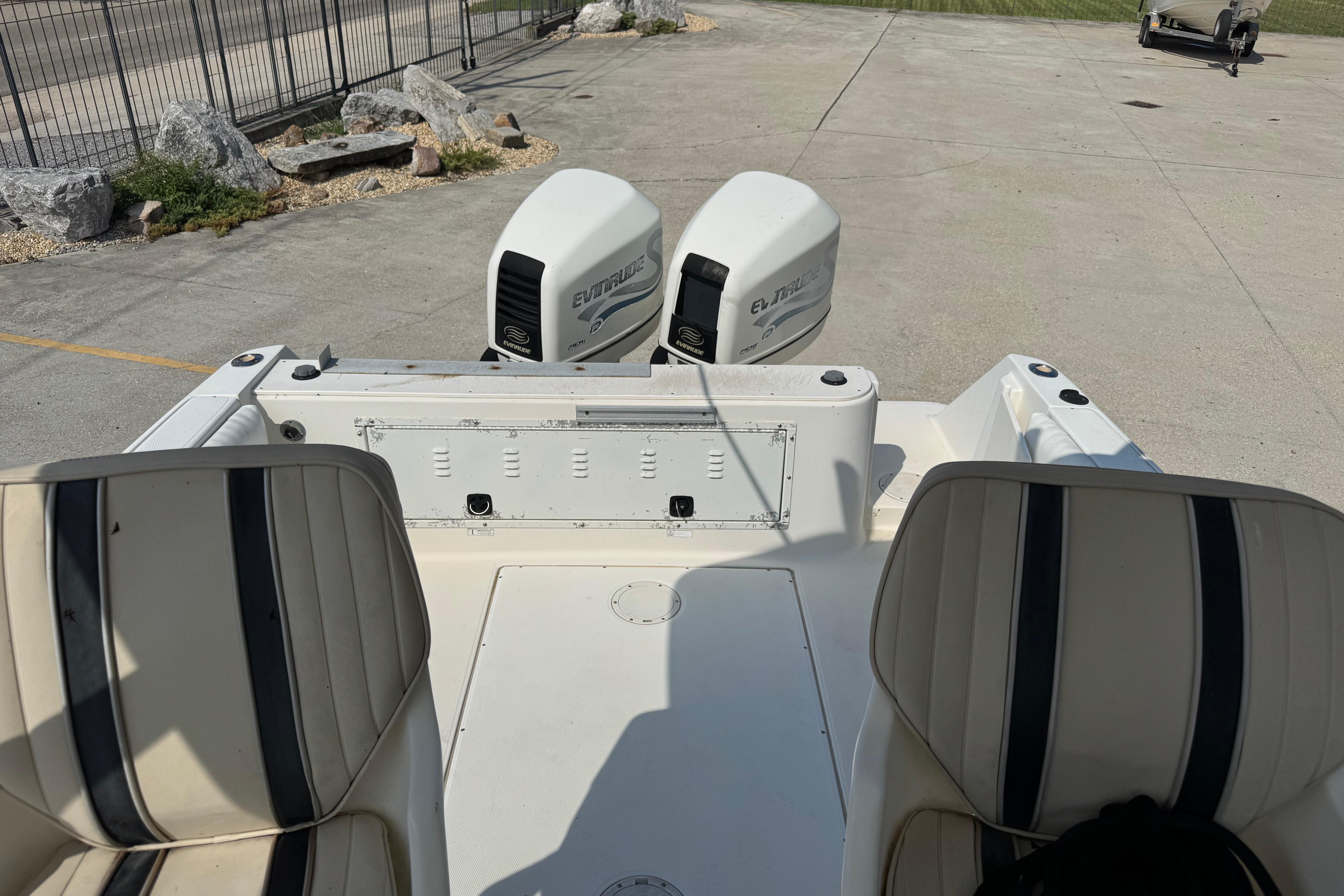 1997 Hydra-Sports VECTOR 2650 WA boat with dual Evinrude engines, docked on concrete.