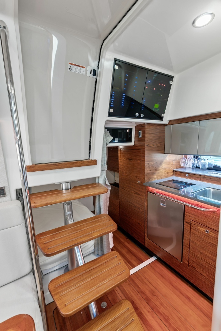 2023 Boston Whaler 405 Conquest - Image 30