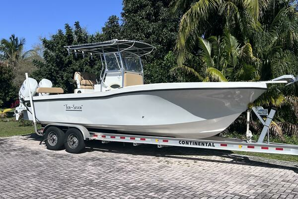 2022 Dusky 278 CENTER CONSOLE