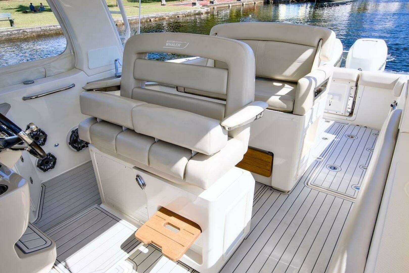2019 Boston Whaler 350 Realm - Image 13