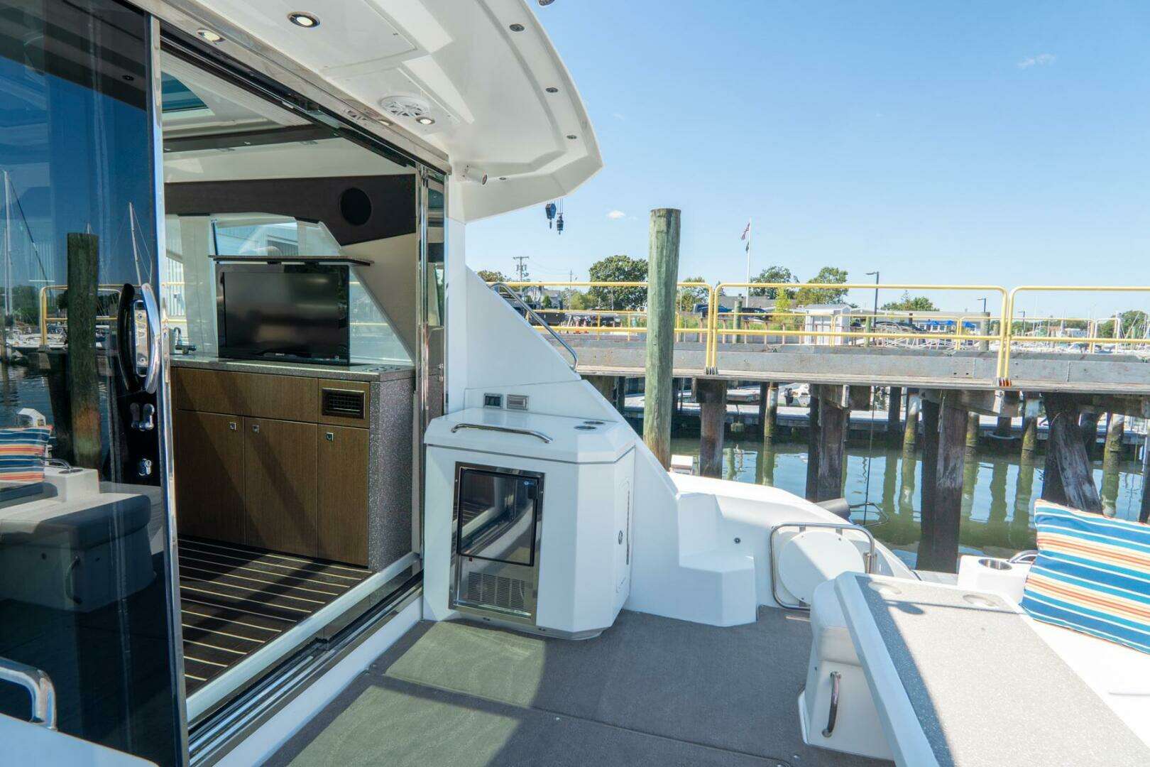 2013 Cruisers Yachts 48 Cantius - Image 15