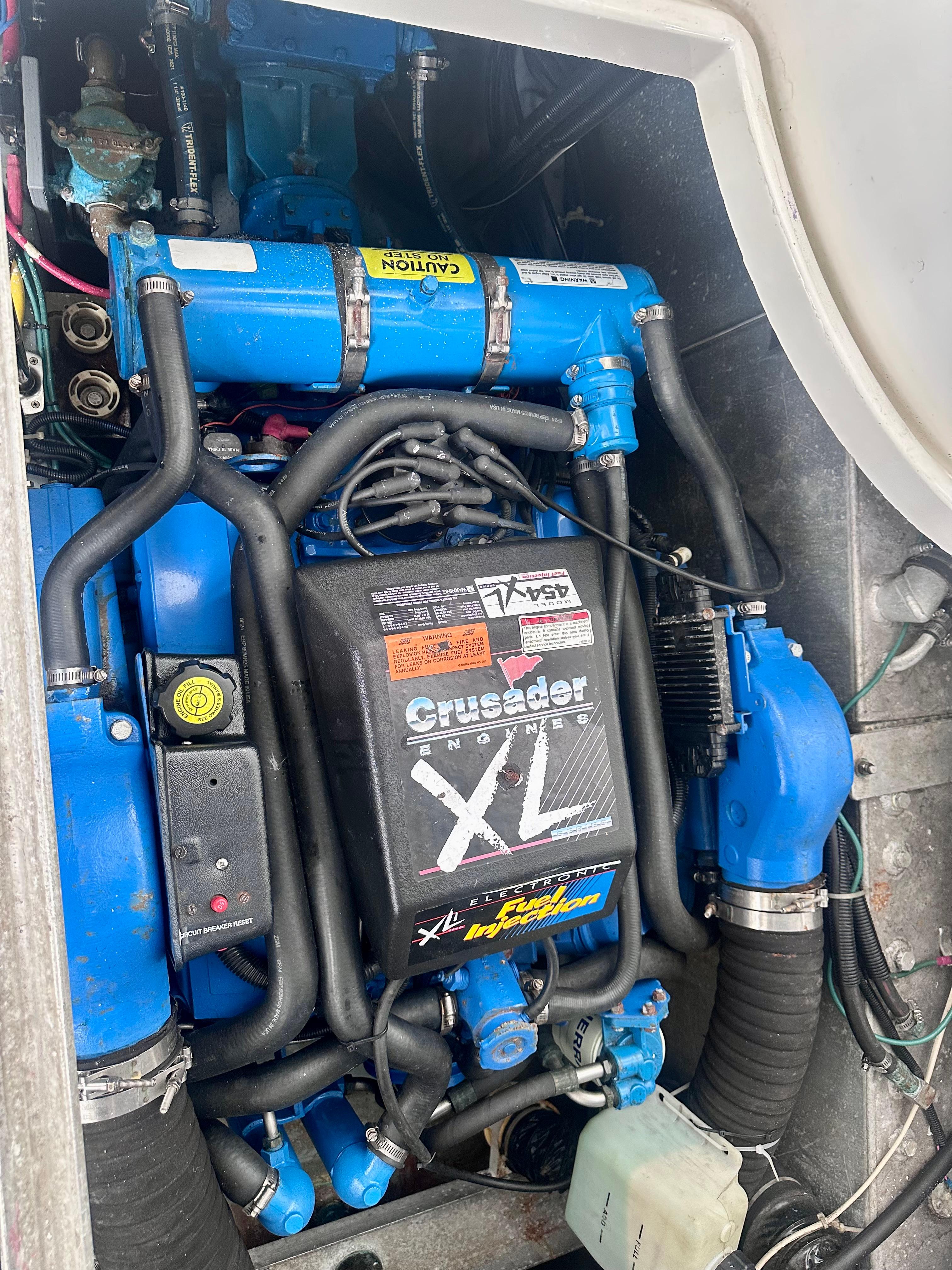 Crusader XL engine in a 1997 Carver 350 Mariner boat, featuring blue components.