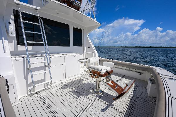 Viking 50 Convertible 2000 yacht deck with fishing chair, ladder, and ocean view.