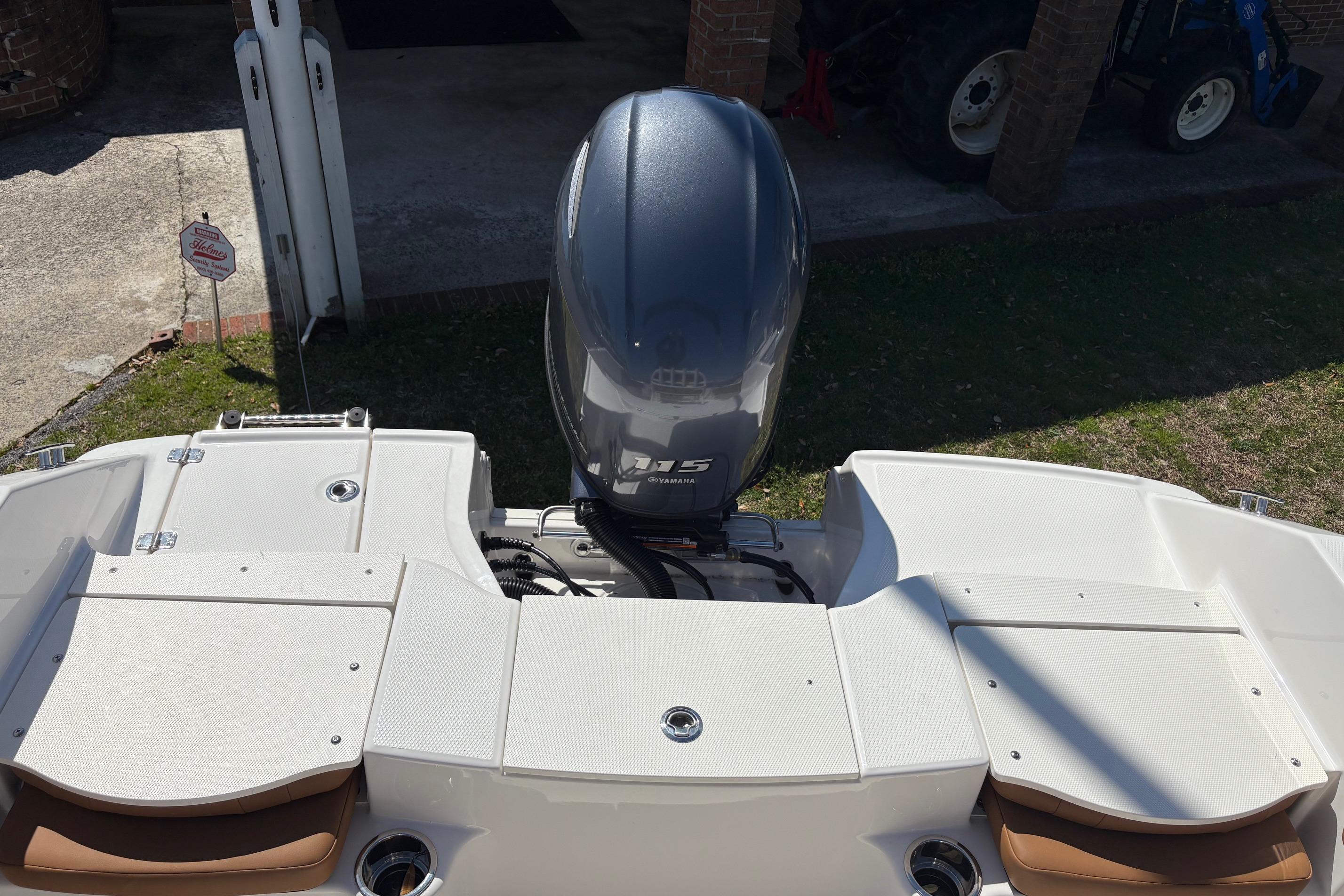 2026 Robalo R180 Center Console - 12