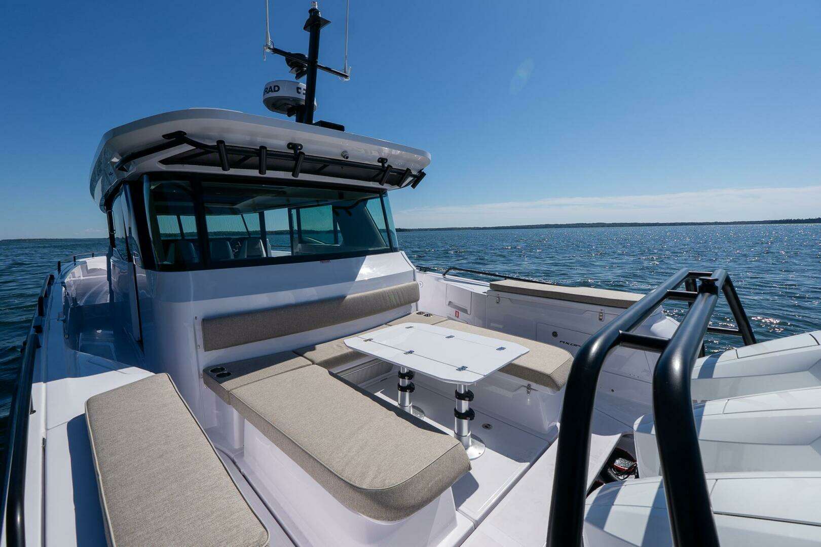 2025 Axopar Cross Cabin - Image 31