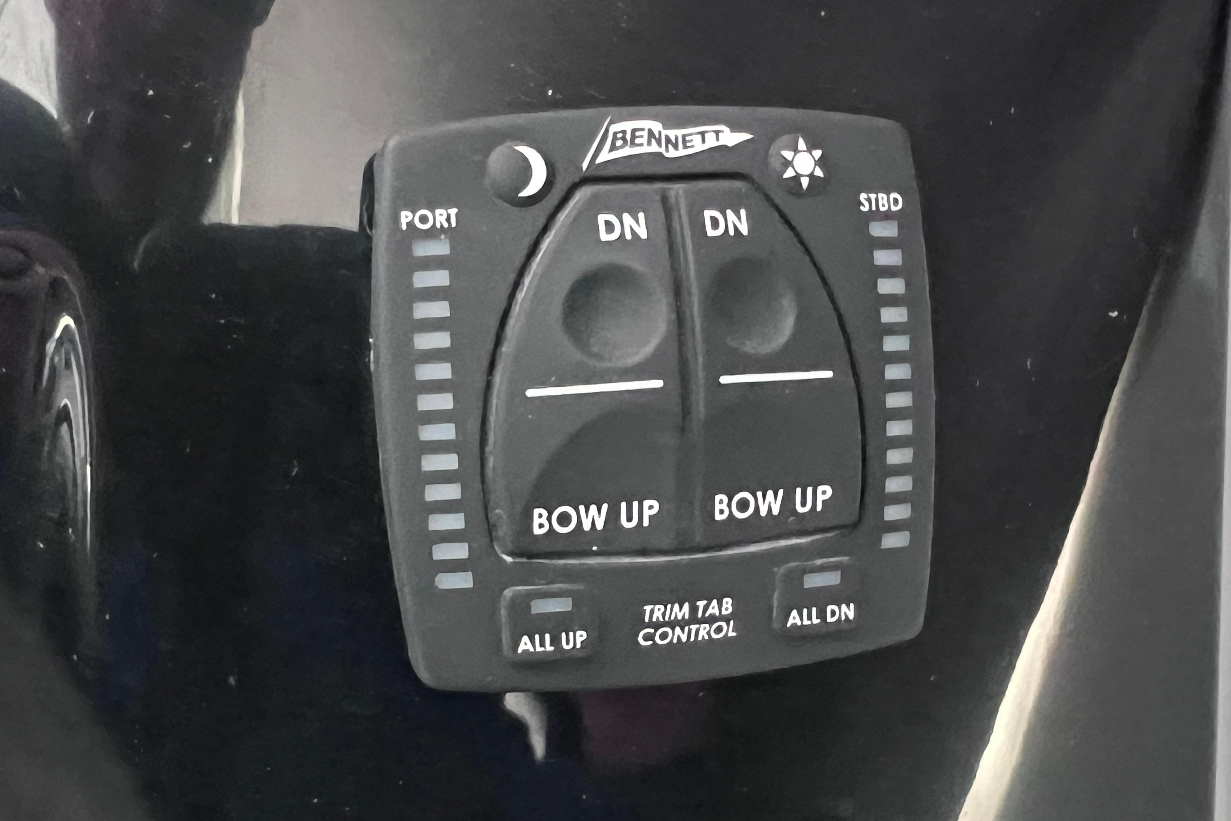 Bennett trim tab control panel on Jeanneau NC Weekender 795 Series 2, 2021 model.