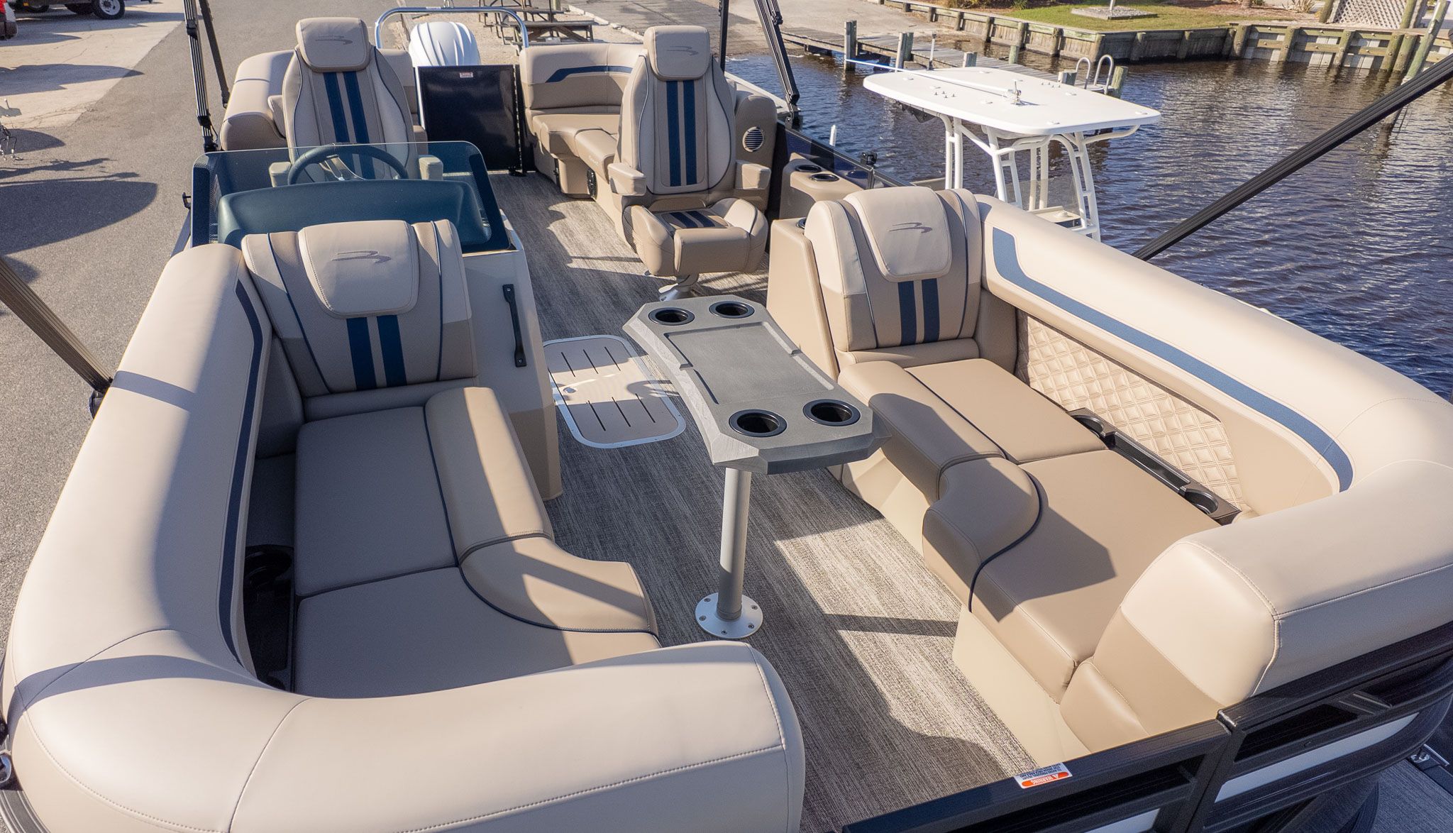 2026 Bennington 22 S STERN RADIUS - 3