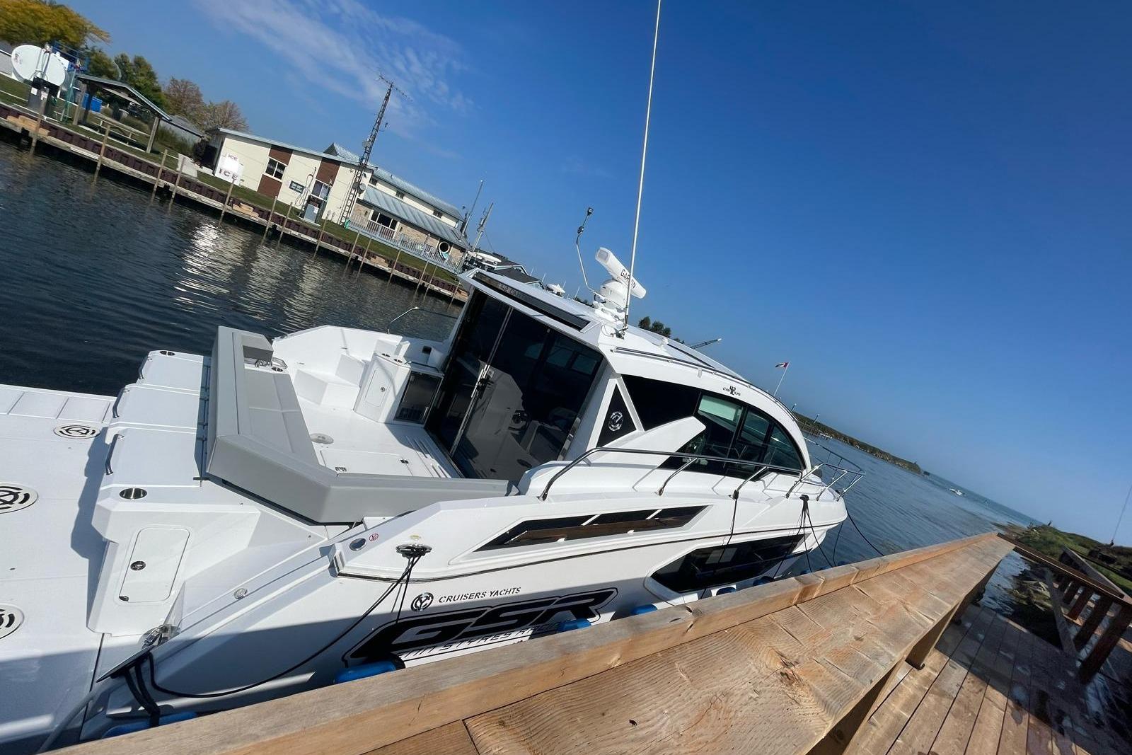 2022 Cruisers Yachts 42 Cantius