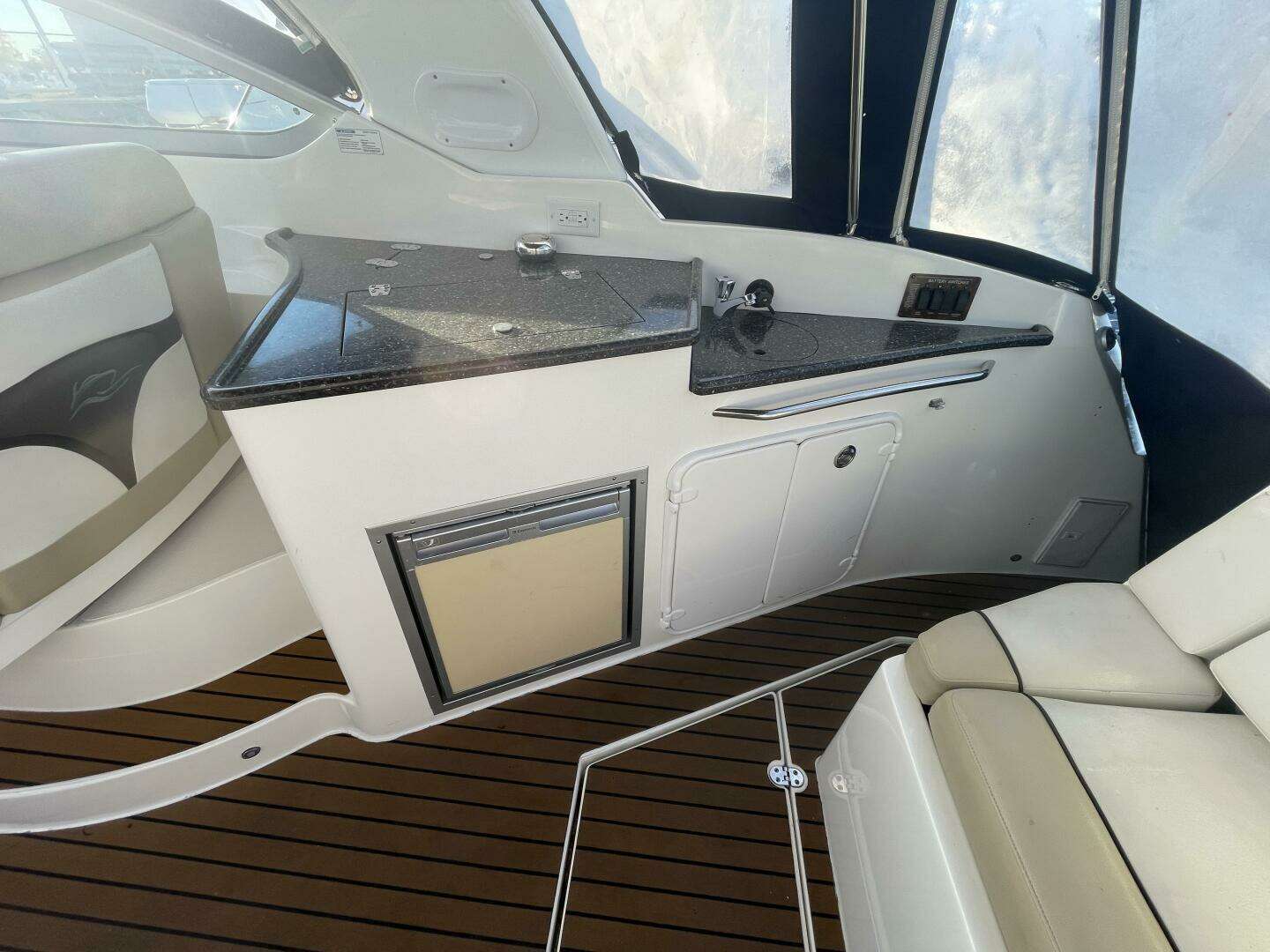 2016 Rinker 310 Express - Image 12