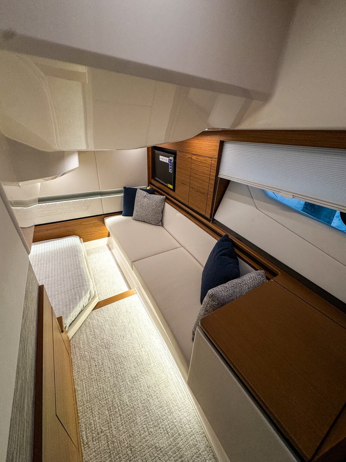2026 Tiara Yachts 43LE - 14