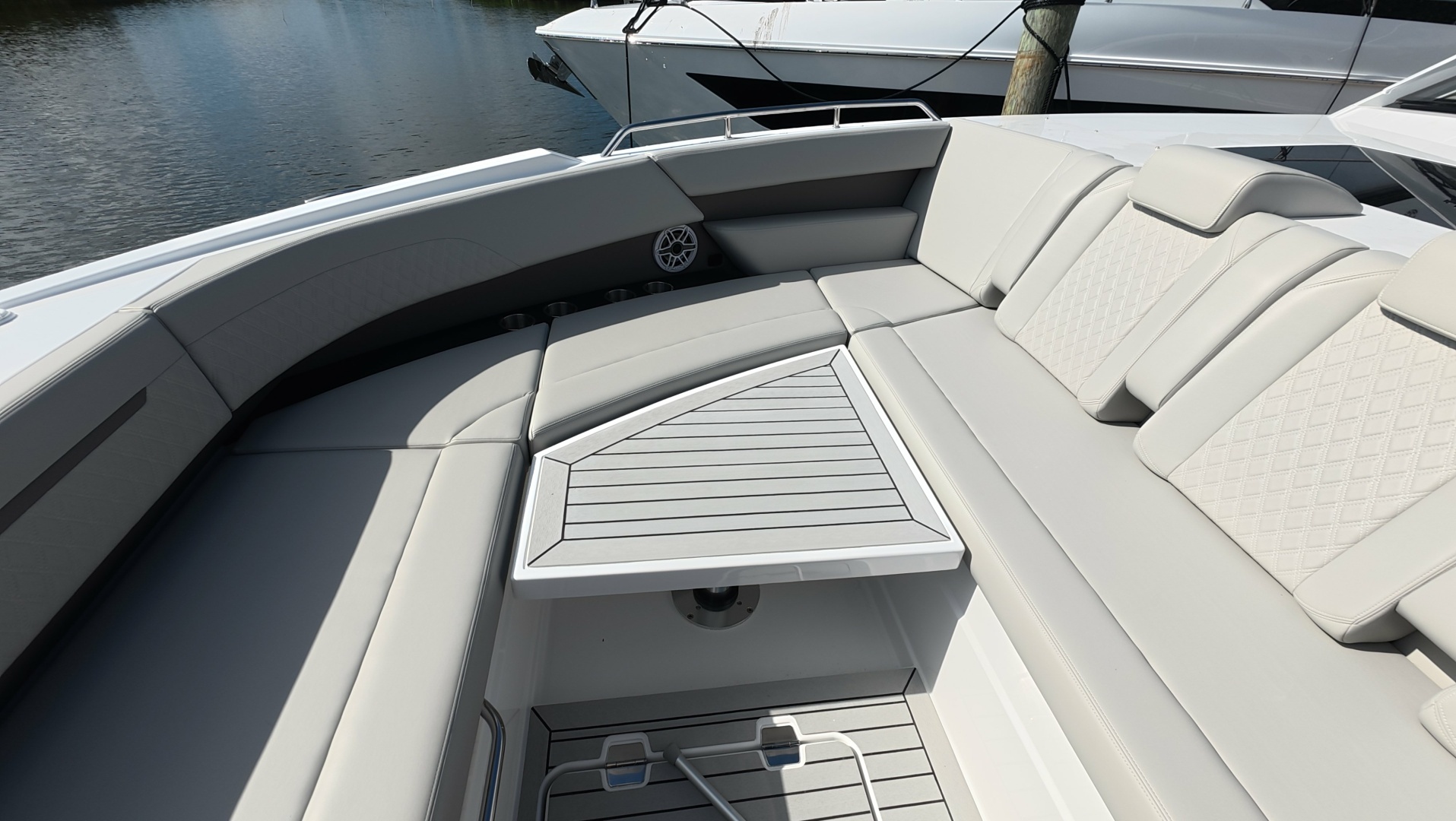 2026 Cruisers Yachts 50GLS OB - Image 30