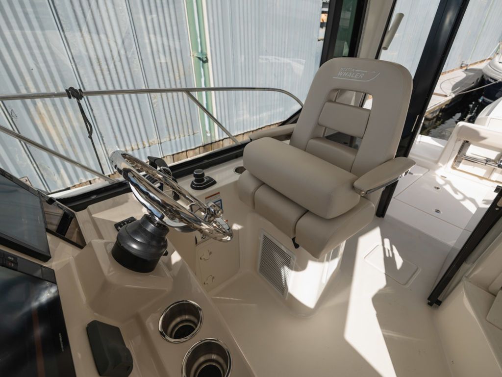 2020 Boston Whaler 325 CONQUEST PH - 12