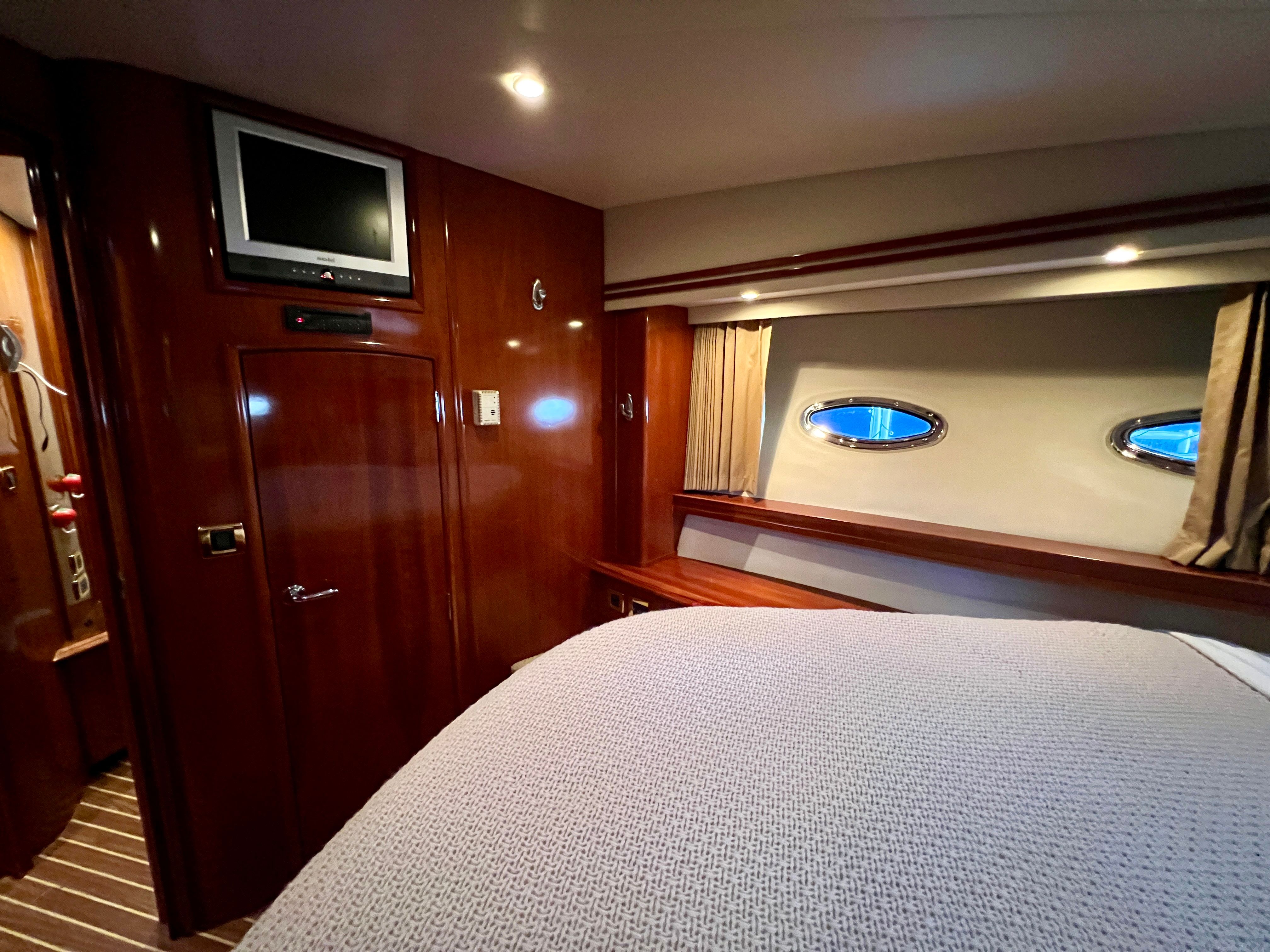 Interior of 2005 Carver 560 Voyager Sky yacht cabin.