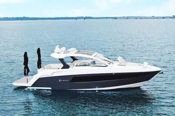 2018 Cruisers Yachts 390 Express Coupe