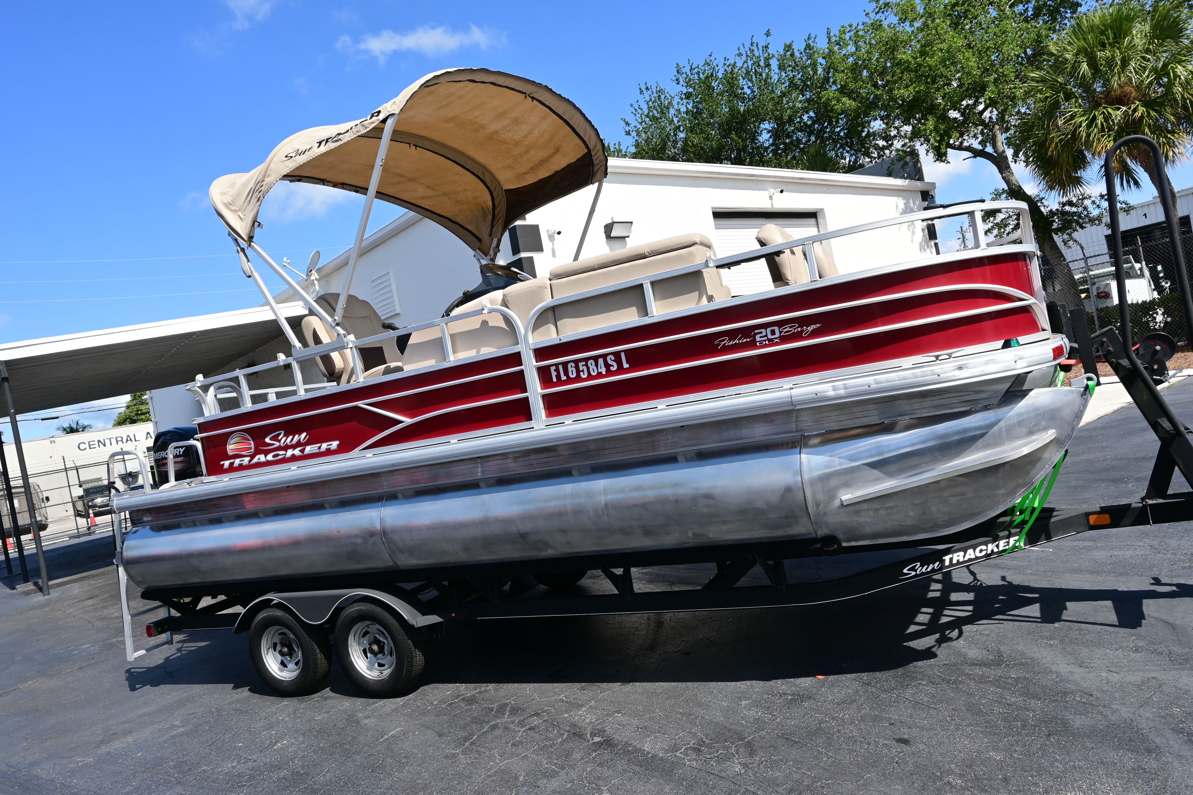 2019 Sun Tracker FISHI pontoon boat on trailer.