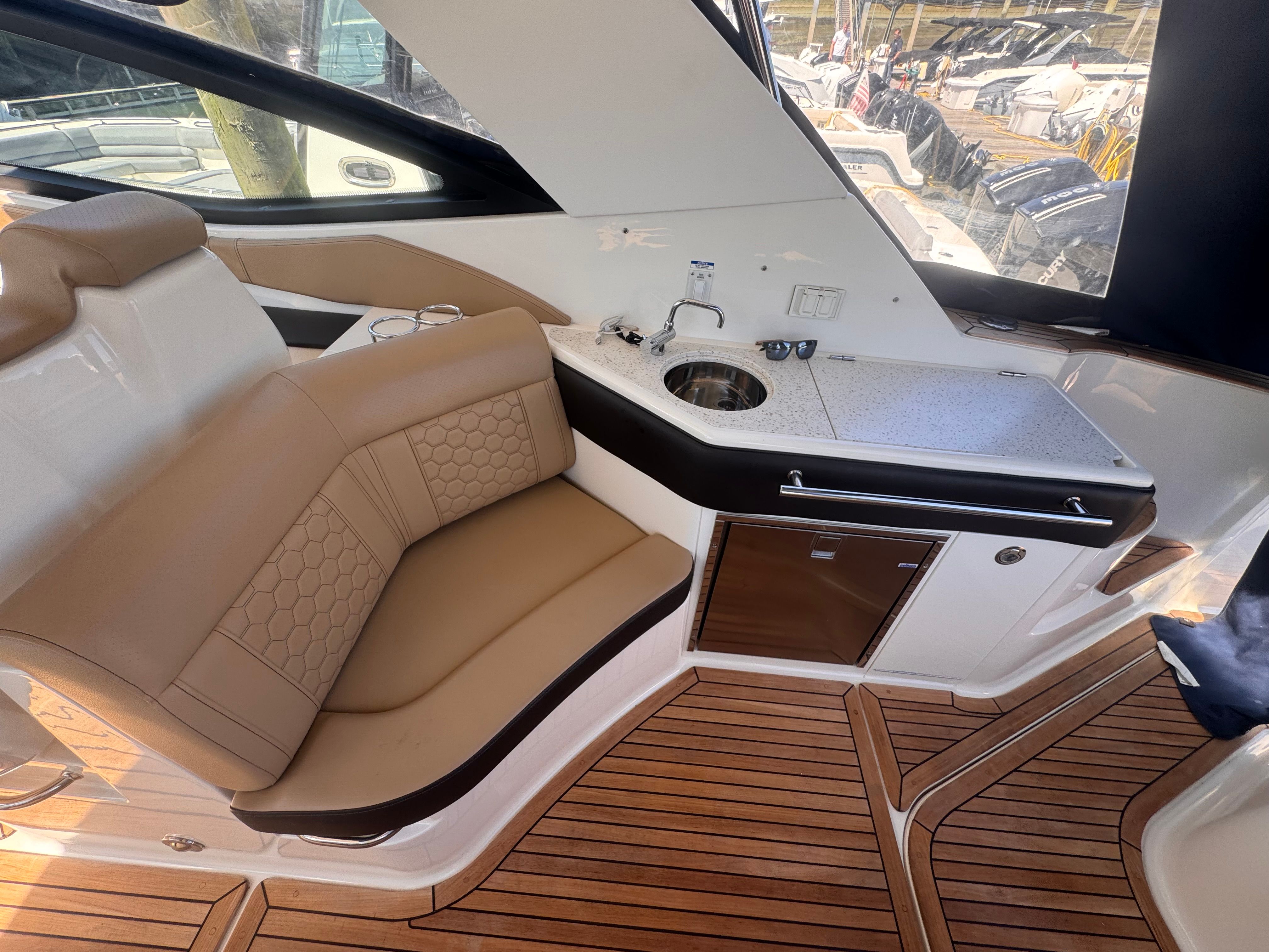 2019 Sea Ray Sundancer 320 - 9