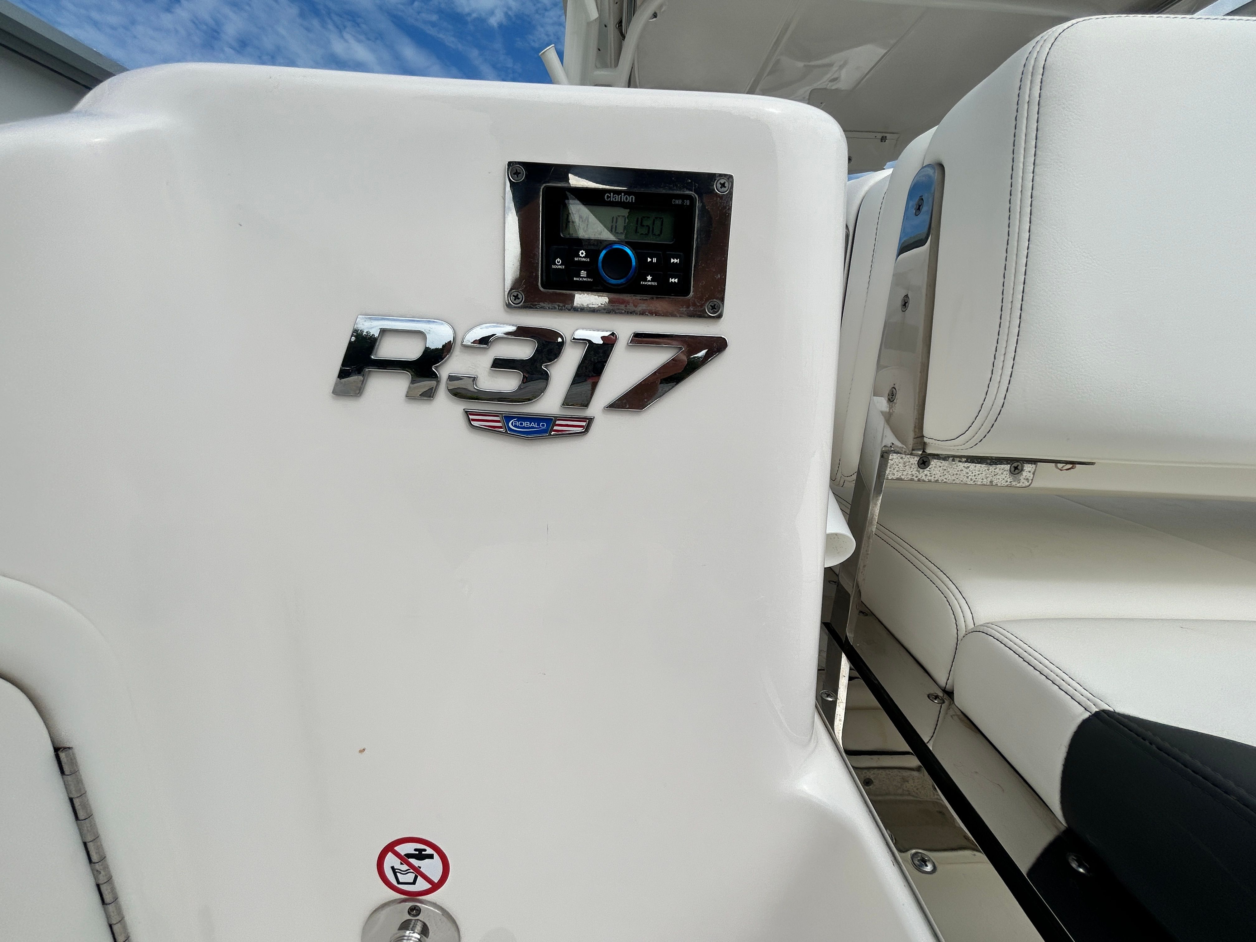 2025 Robalo R317 Dual Console - 25