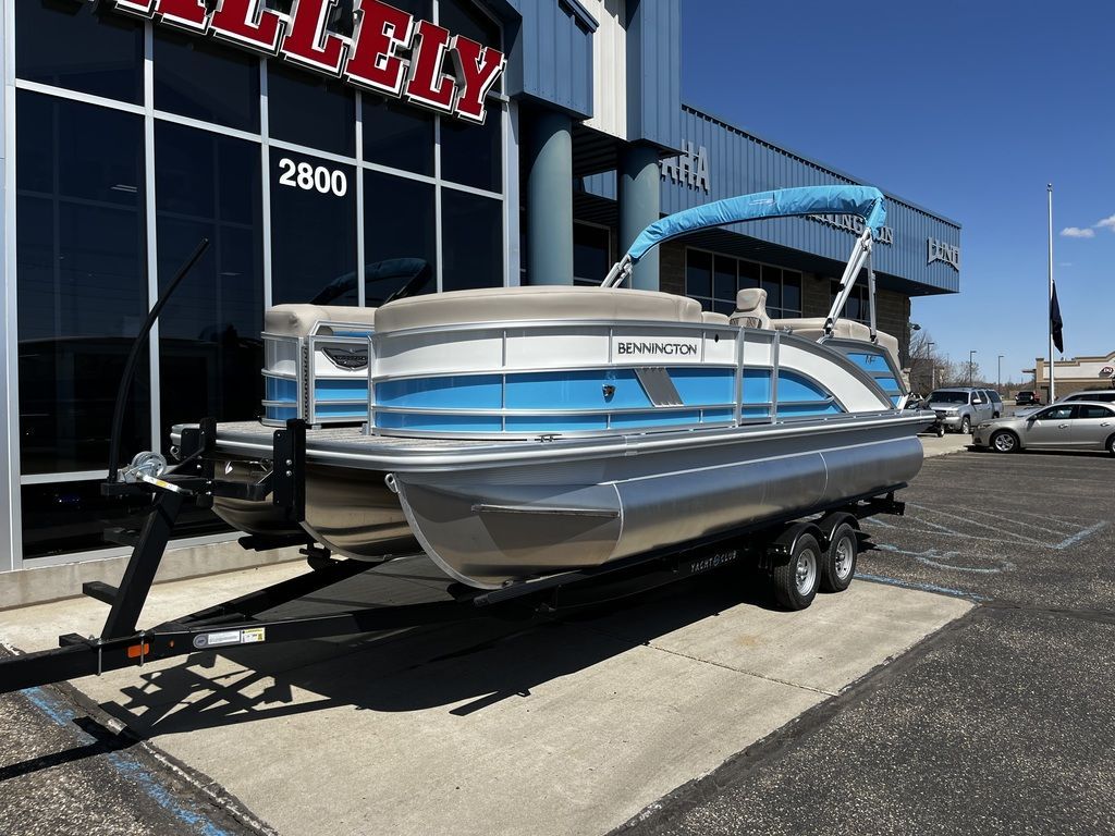 2025 Bennington 22 M Fastback - Quad Bench - 4