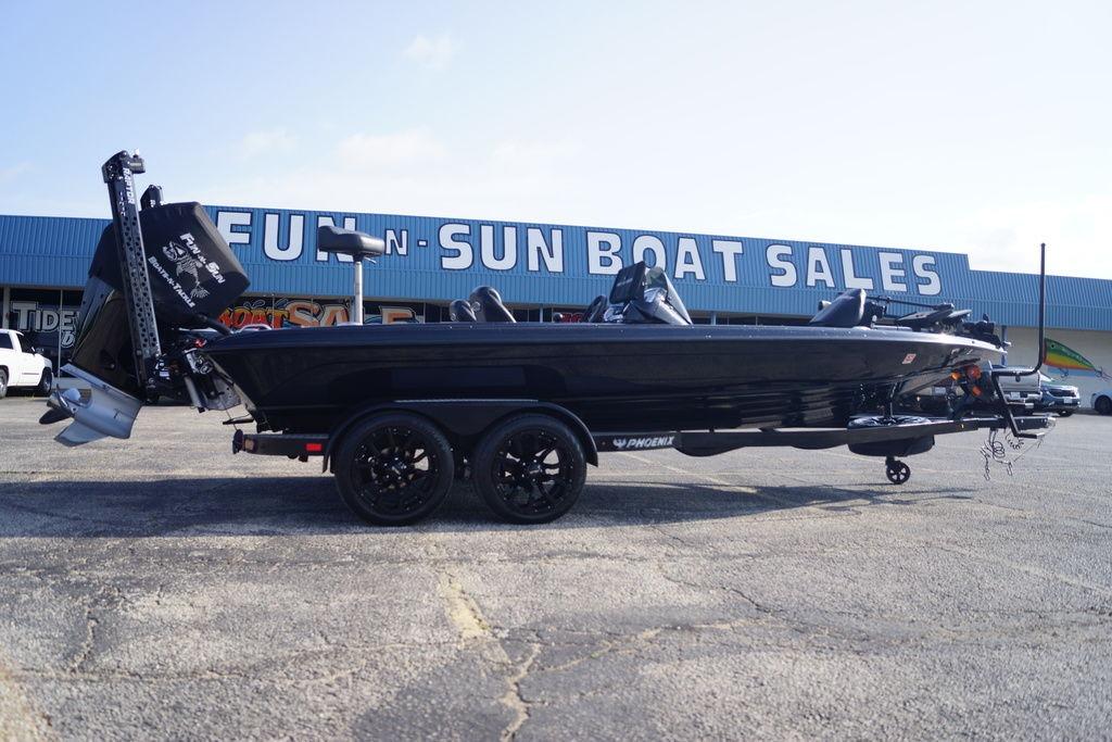 2025 Phoenix 921 Elite boat displayed at Fun N Sun Boat Sales dealership.
