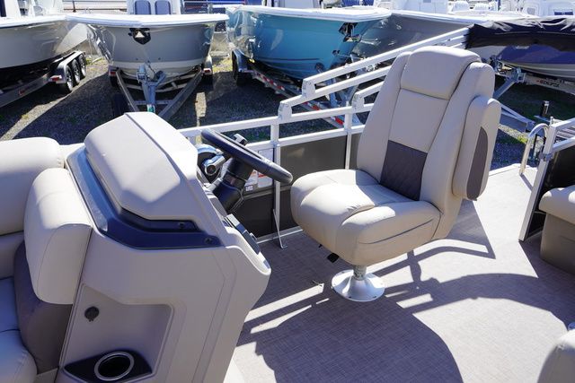2025 Sun Tracker 20 Party Barge - 8