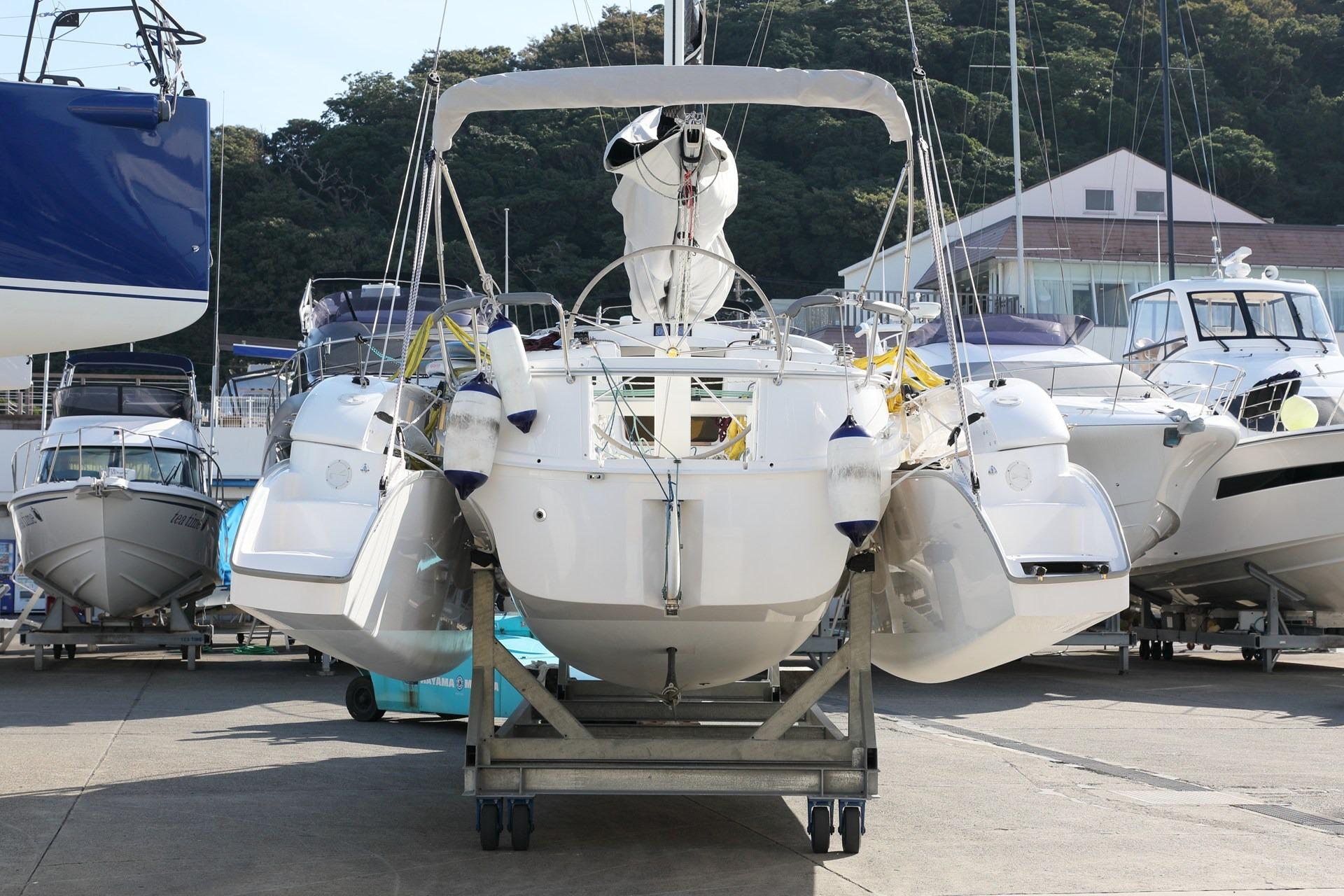 2022 Dragonfly model boat on display at a marina with other vessels.