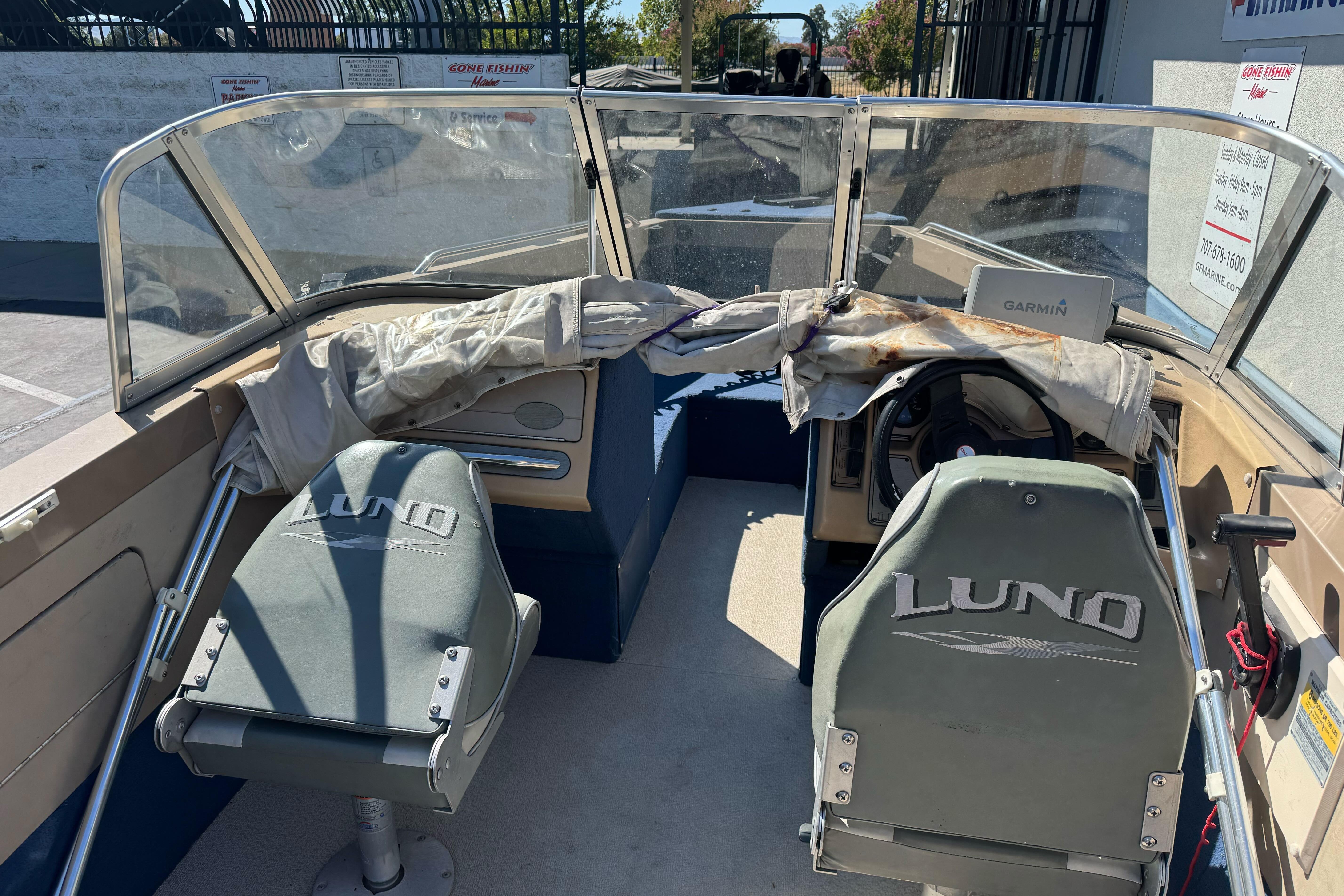 1998 Lund 1700 Pro Sport boat interior with Garmin navigation system and Lund-branded seats.