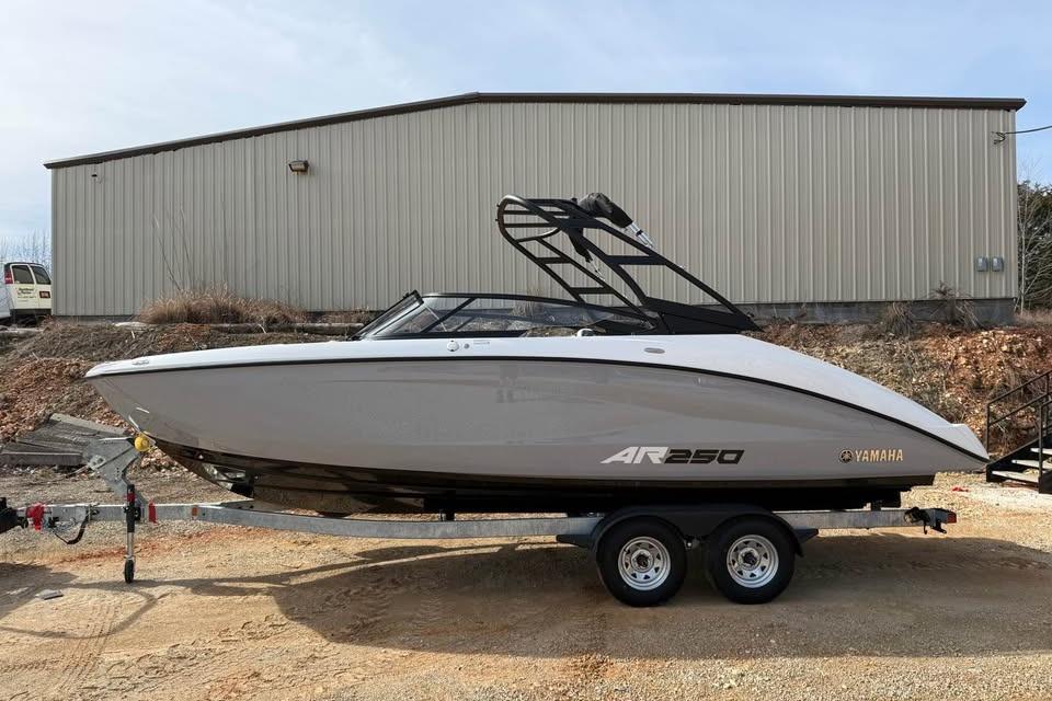 2026 Yamaha Boats AR250