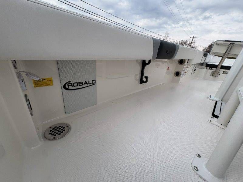 2026 Robalo 246 Cayman - 92