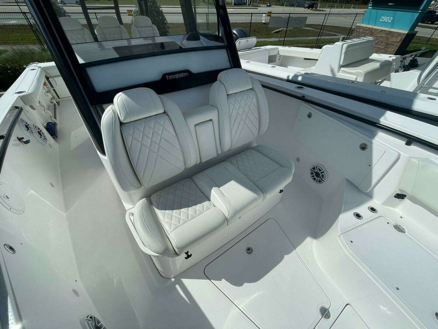 2022 Everglades 335 Center Console - Image 17