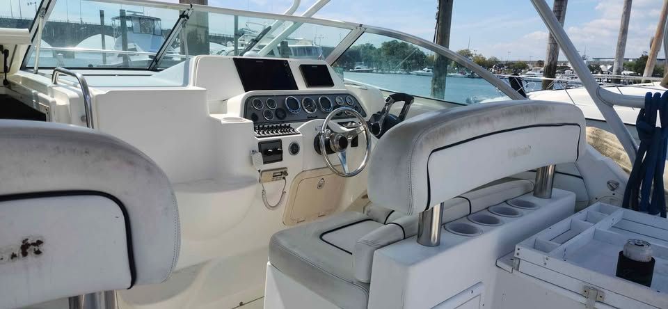 The image shows the cockpit of a 2000 Wellcraft 290 Coastal with white seating and controls.