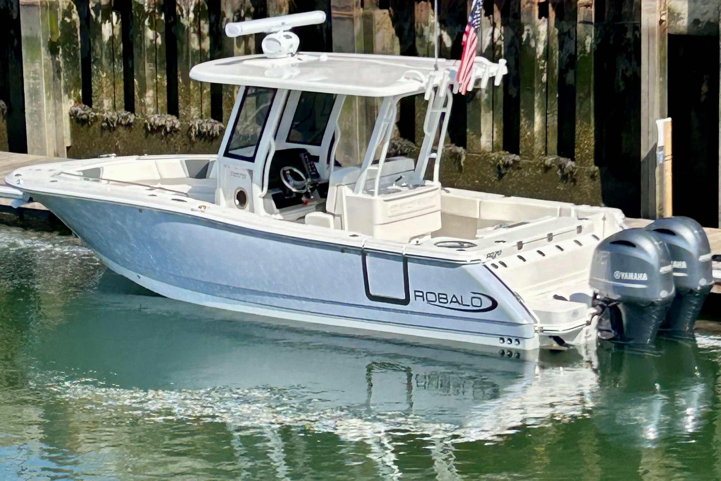 2023 Robalo R270 Center Console