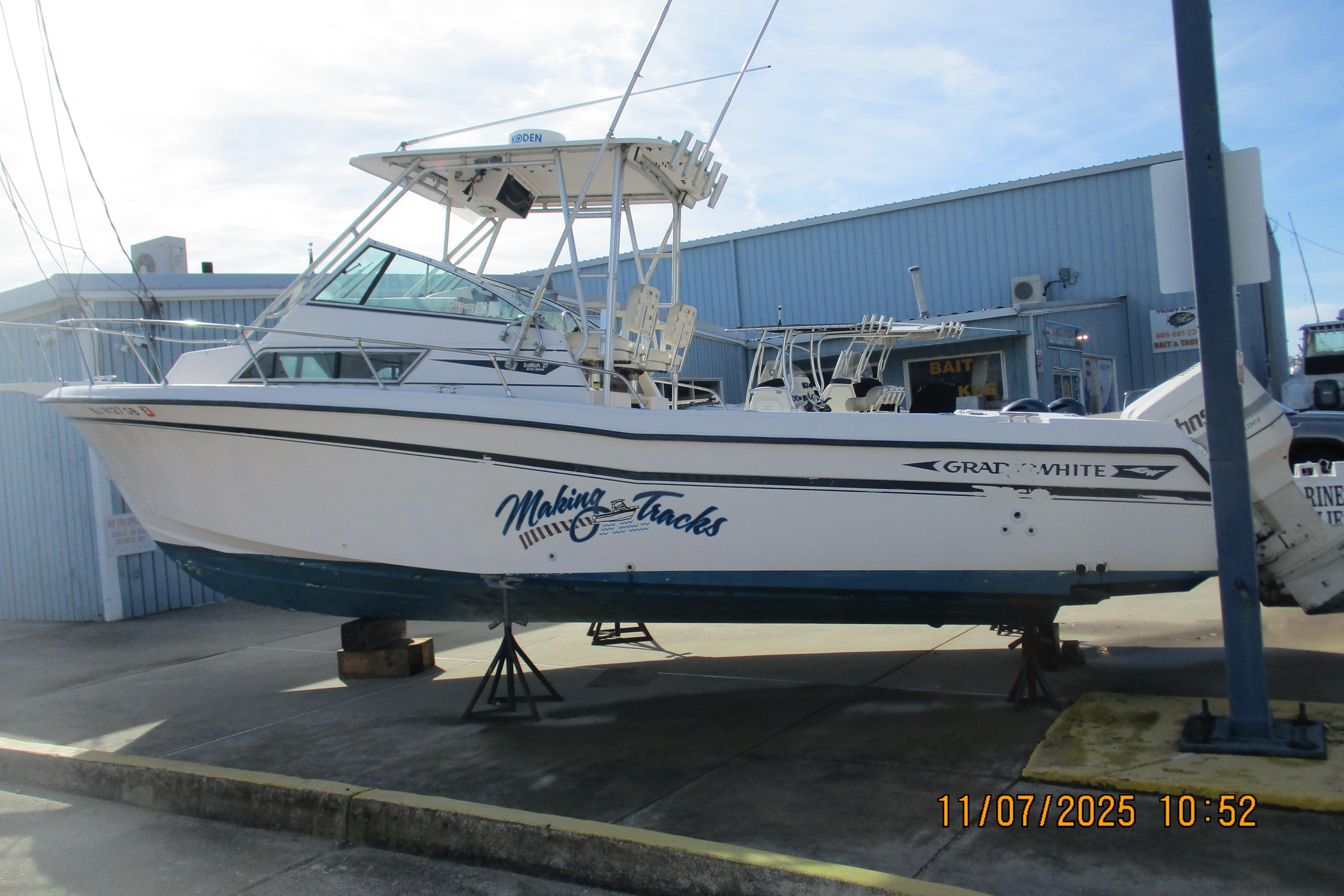 1996 Grady-White Sailfish 272 boat on display at a marina.