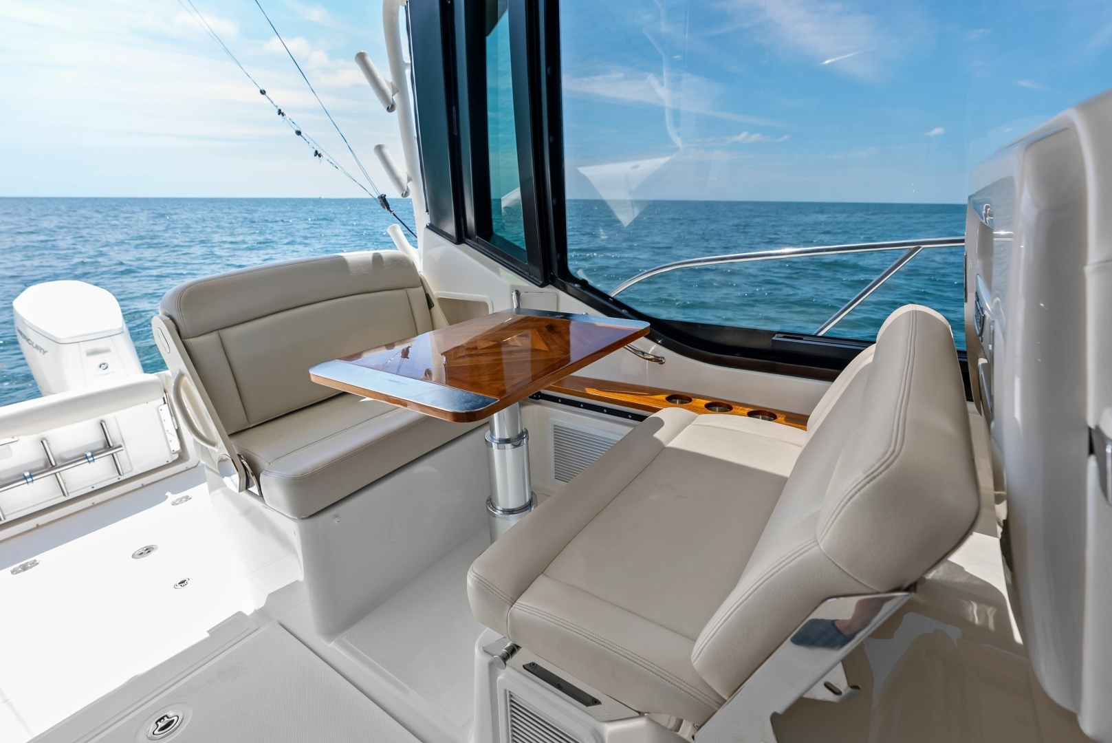 2023 Boston Whaler 405 Conquest - Image 26