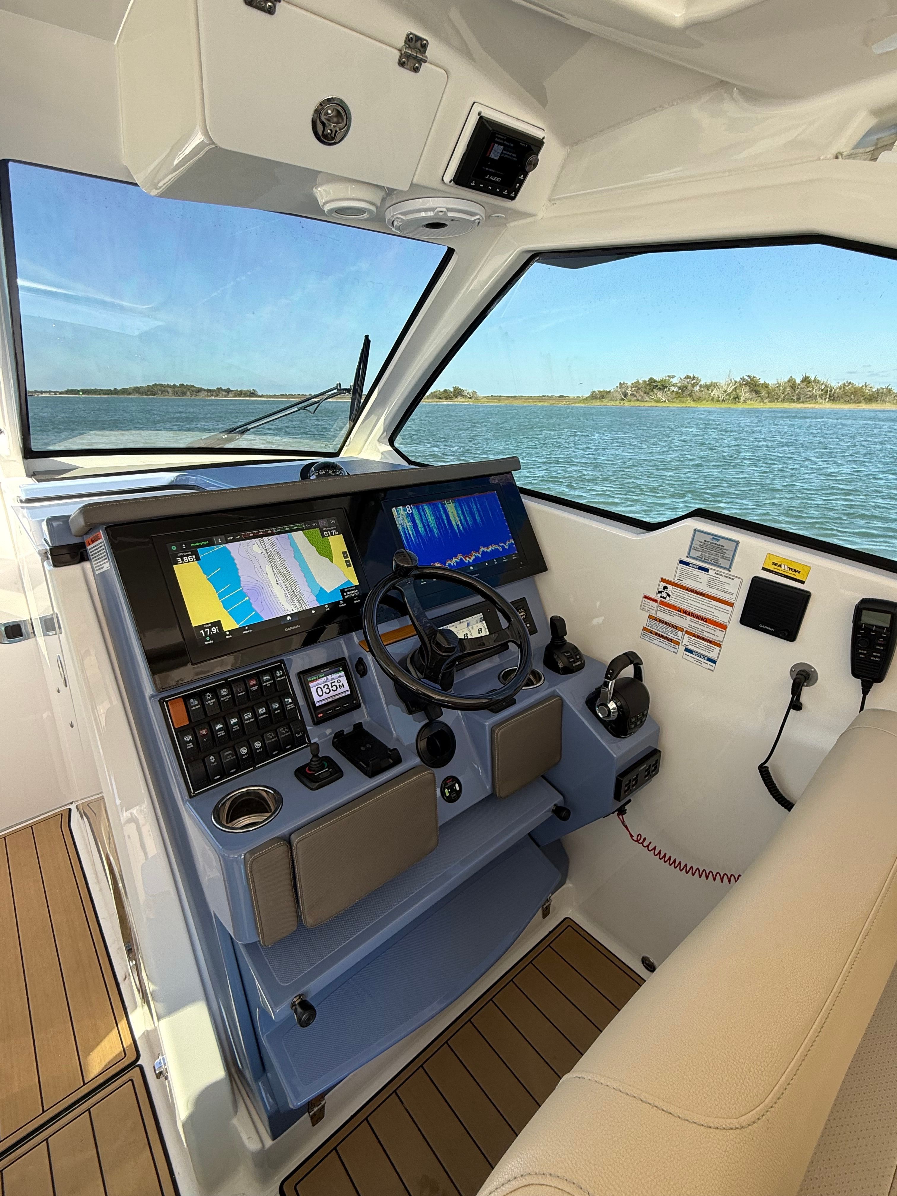 2020 Pursuit DC 365 Dual Console - 18