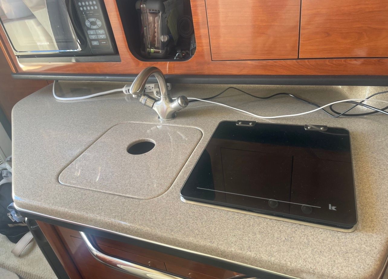 Interior of 2006 Sea Ray 270 Amberjack with kitchenette.