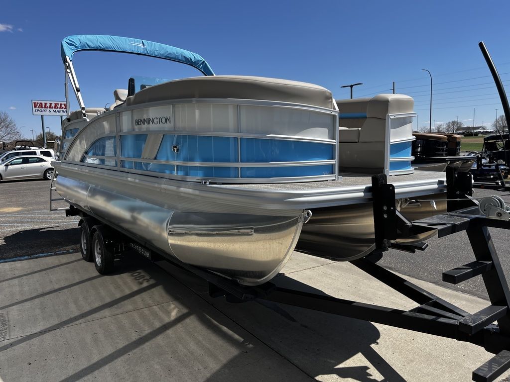 2025 Bennington 22 M Fastback - Quad Bench - 8