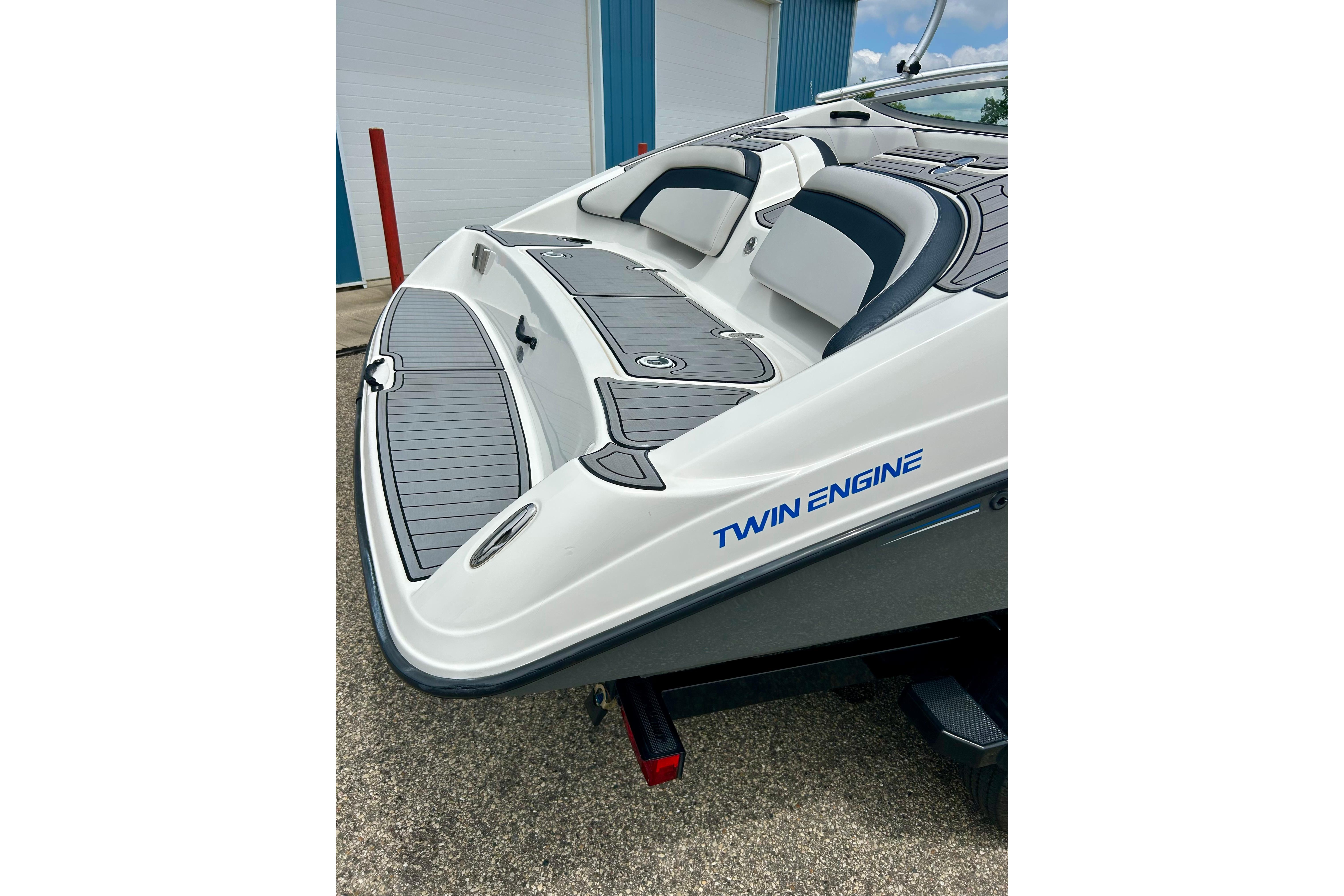 2015 Yamaha AR210 boat with twin engines, featuring sleek design and comfortable seating.