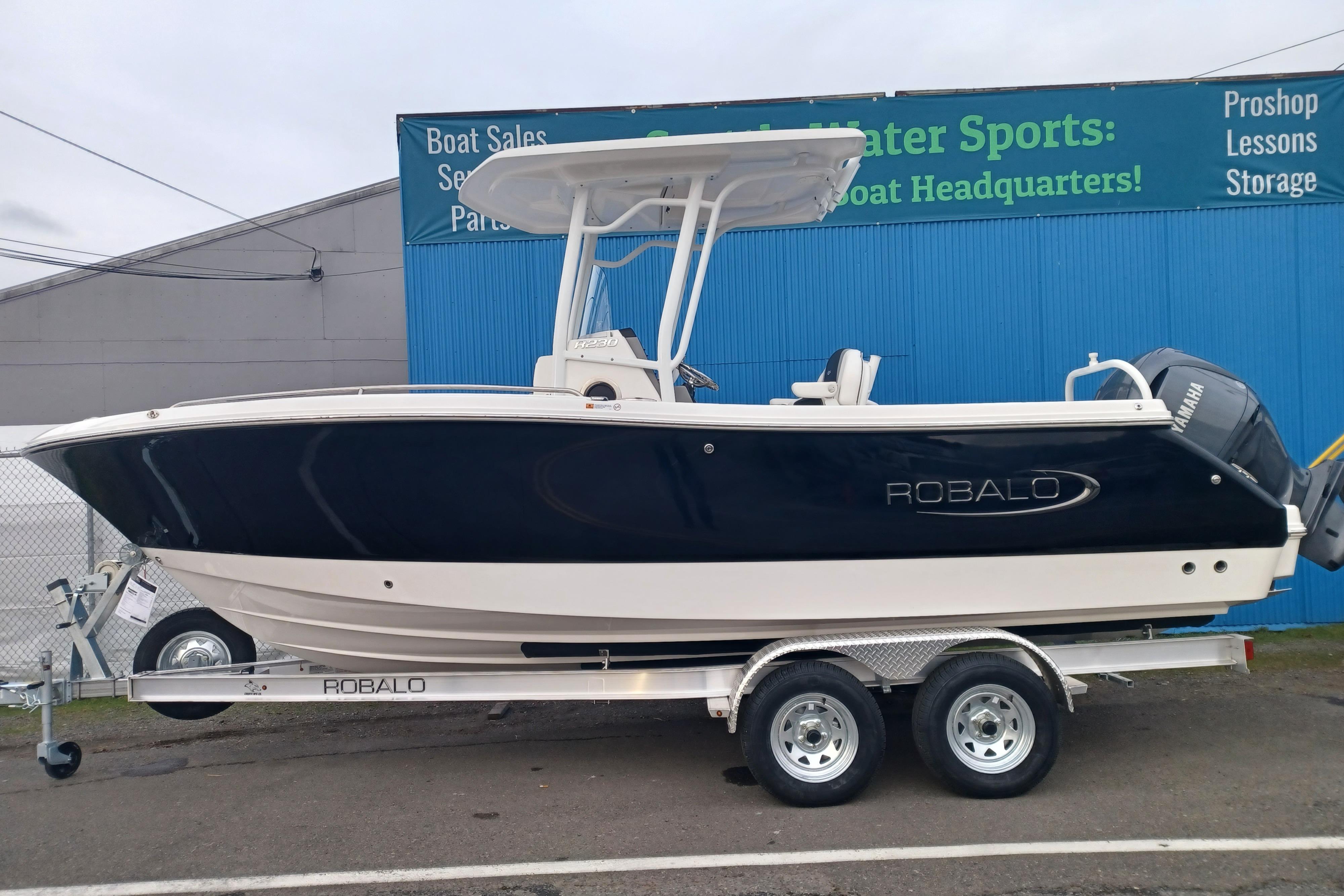 2025 Robalo R230 Center Console