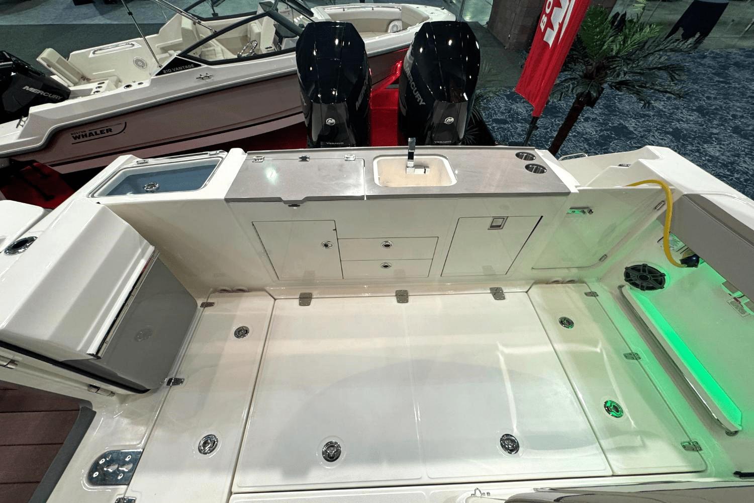 2025 Boston Whaler 330 Vantage - 10