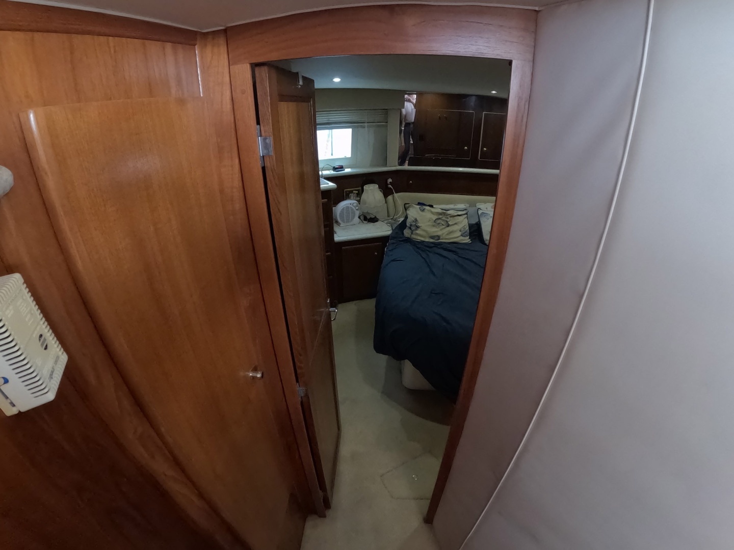 2000 Carver 406 Motor Yacht - Image 8