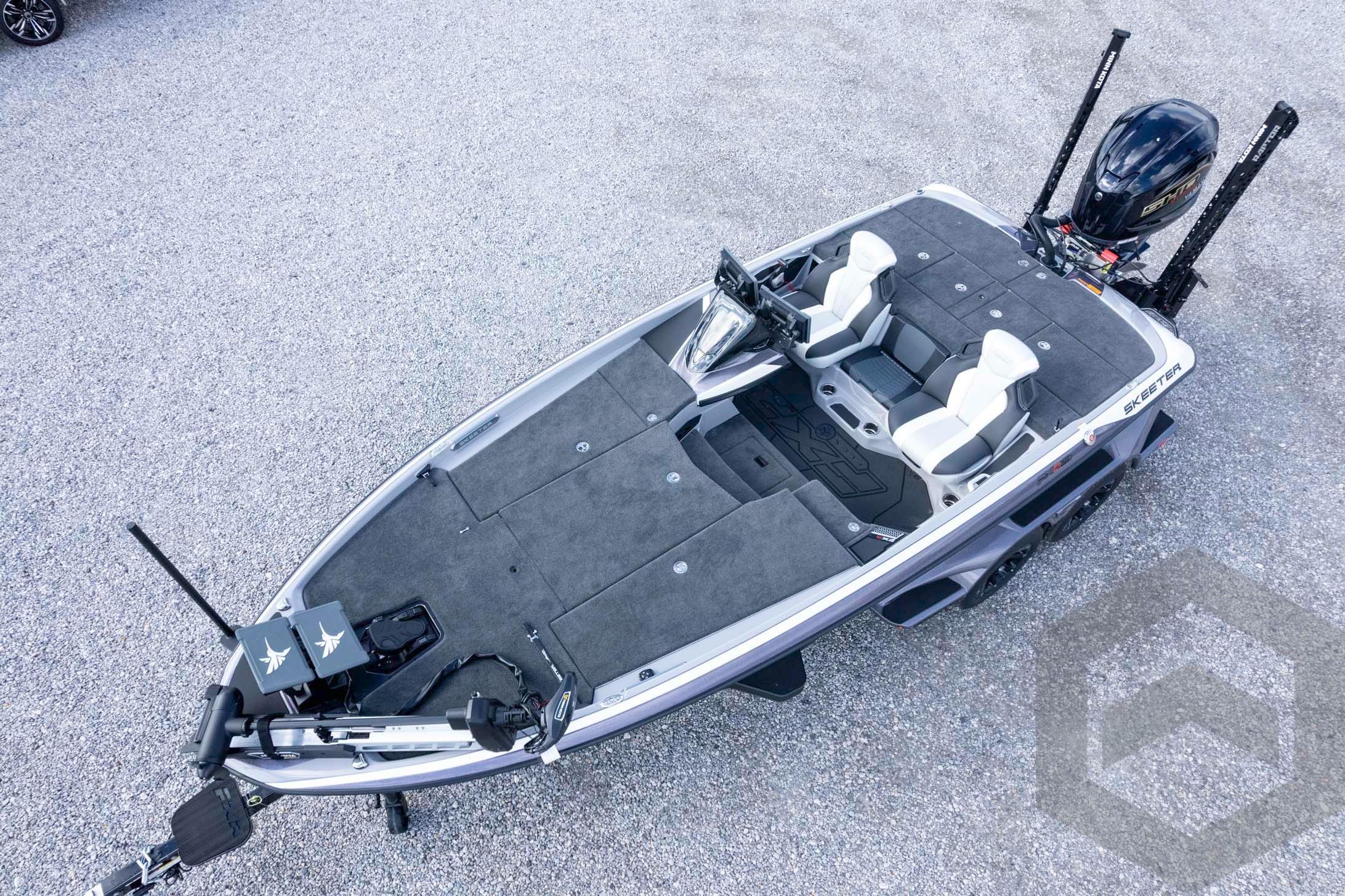 2026 Skeeter FXR20 FLEX fishing boat with dual seats and advanced equipment.