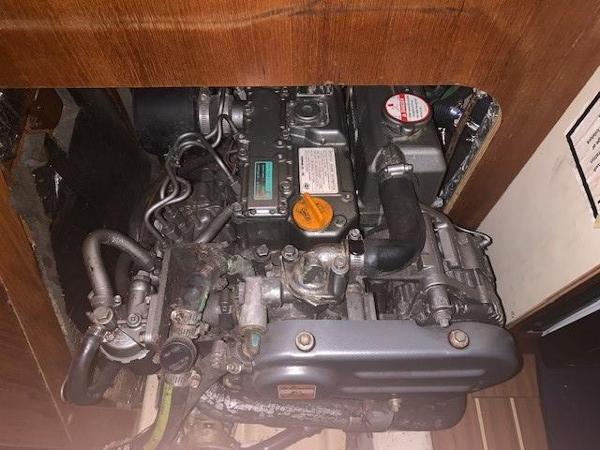 2005 Hunter 33 - 21
